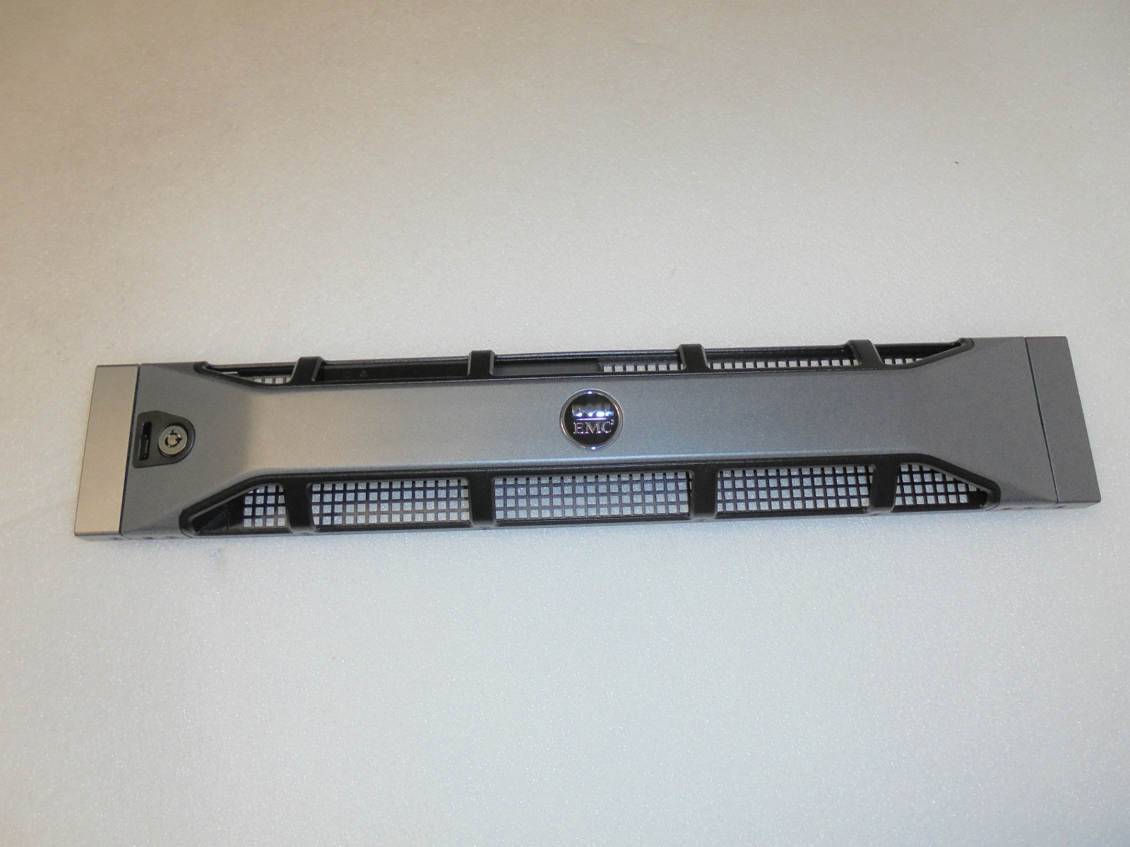 NEW OEM Dell EMC2 Front Lock Bezel W/Key- 040-001-702