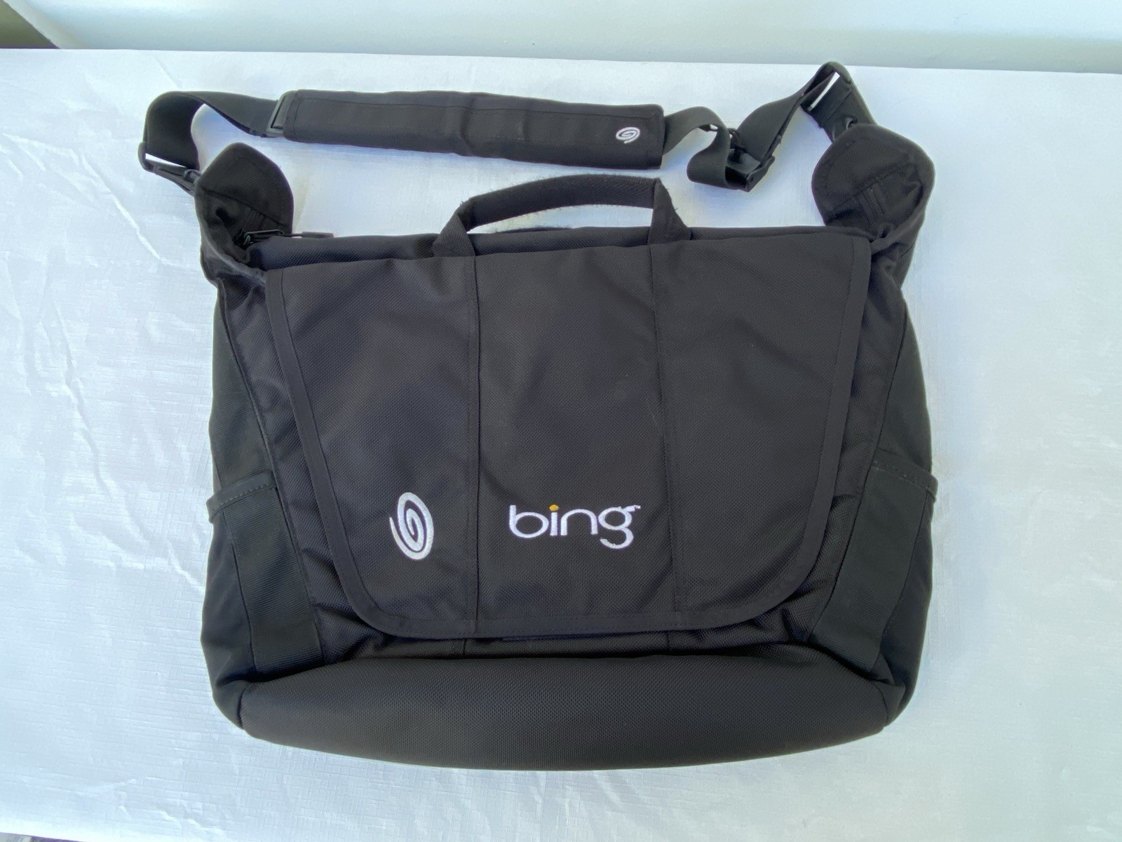 Timbuk2 Small Messenger Bag Black Gray Laptop Crossbody Commuter Padded Work Bag