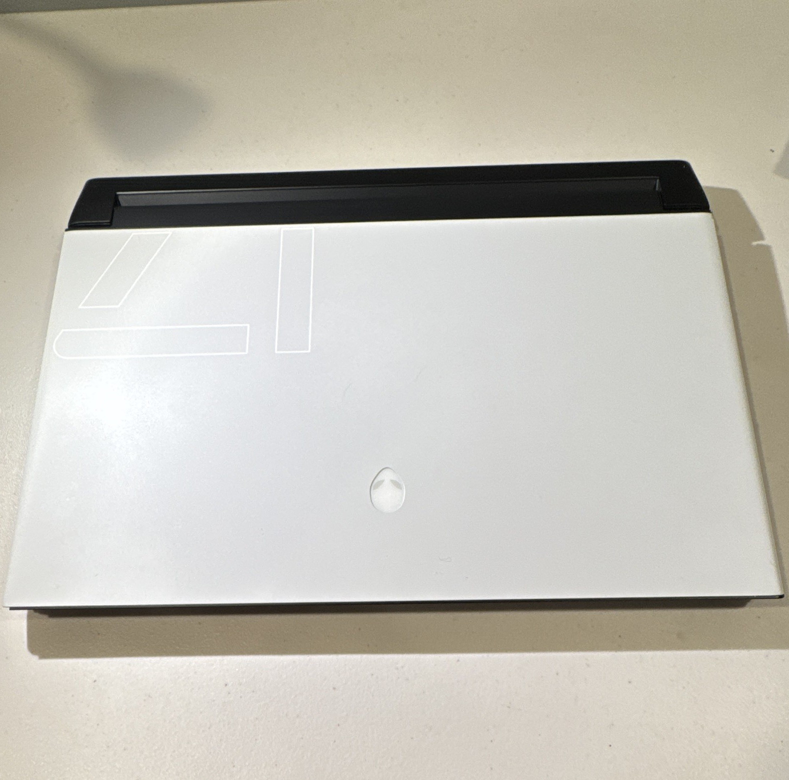 Alienware m17 R4 17in Gaming Laptop i7-10870H 16GB RTX 3070 Win11 White