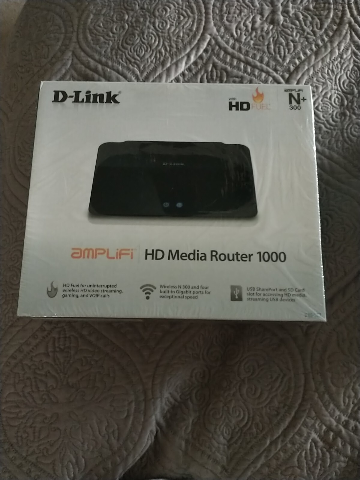 D-Link DIR-657 300 Mbps 4-Port Gigabit Wireless N Router New, Shrinkwrapped 