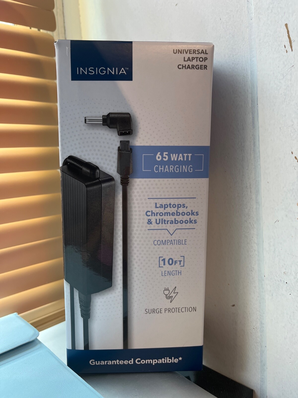 Open never used insignia ns-pwl965 65w universal laptop charger
