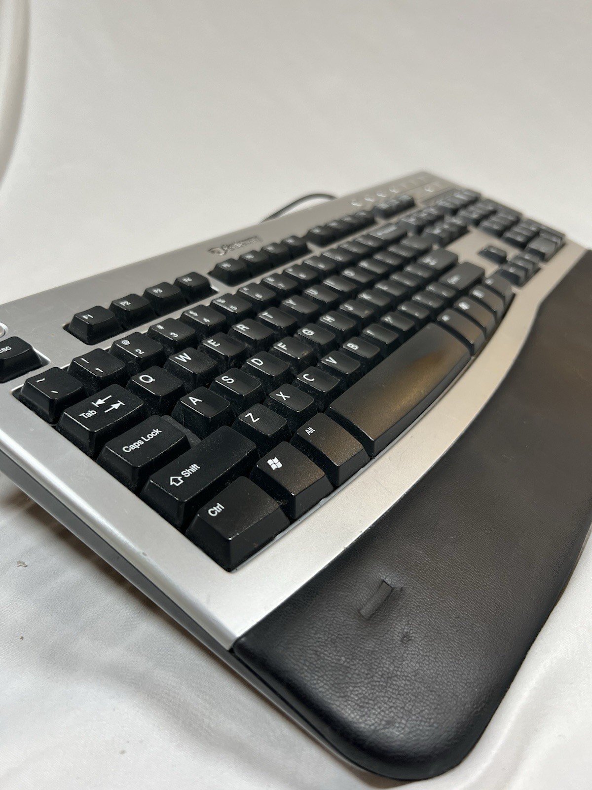Gateway 2000 Multimedia Wired Keyboard Vintage KB-0532 PS/2 Keyboard Black