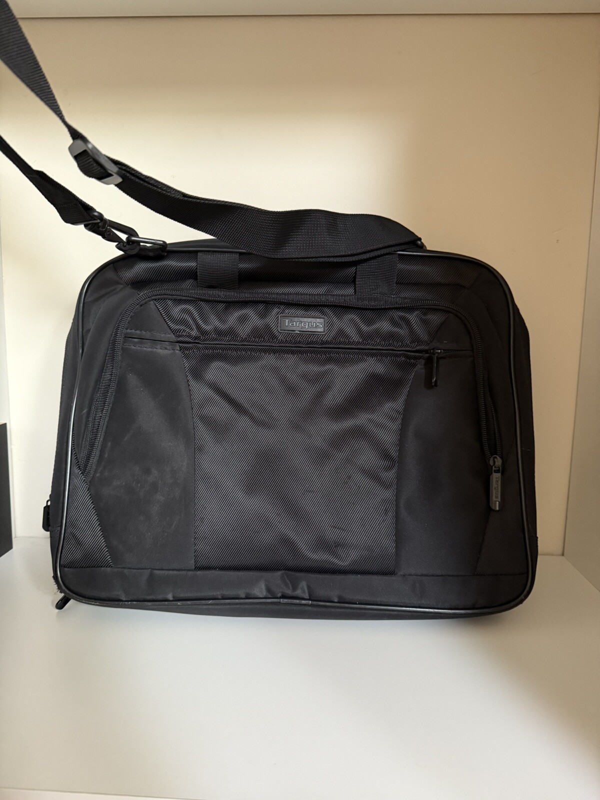 Targus  Laptop Case 15 In And 4 Zipper  Storage Pockets