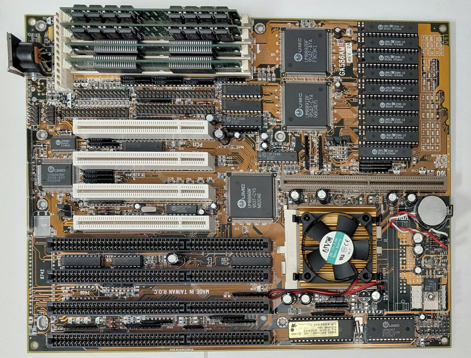 Gigabyte GA-586AM Socket 5 ISA Retro Motherboard + Intel Pentium 100MHz + 32MB RAM