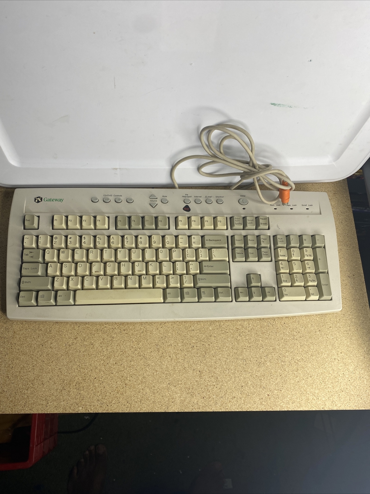 Vintage Gateway PC Computer QWERTY Standard Keyboard  6 PIN  7001211 Untested.