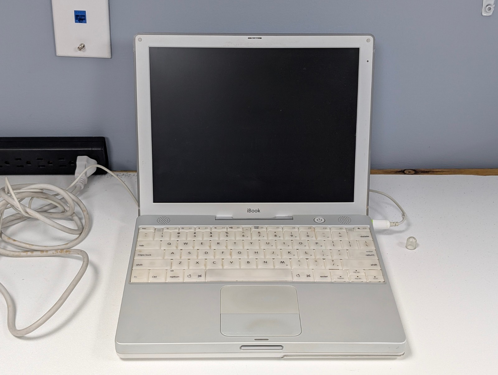 12.1" Apple iBook G3 A1005 - Powers on, no display