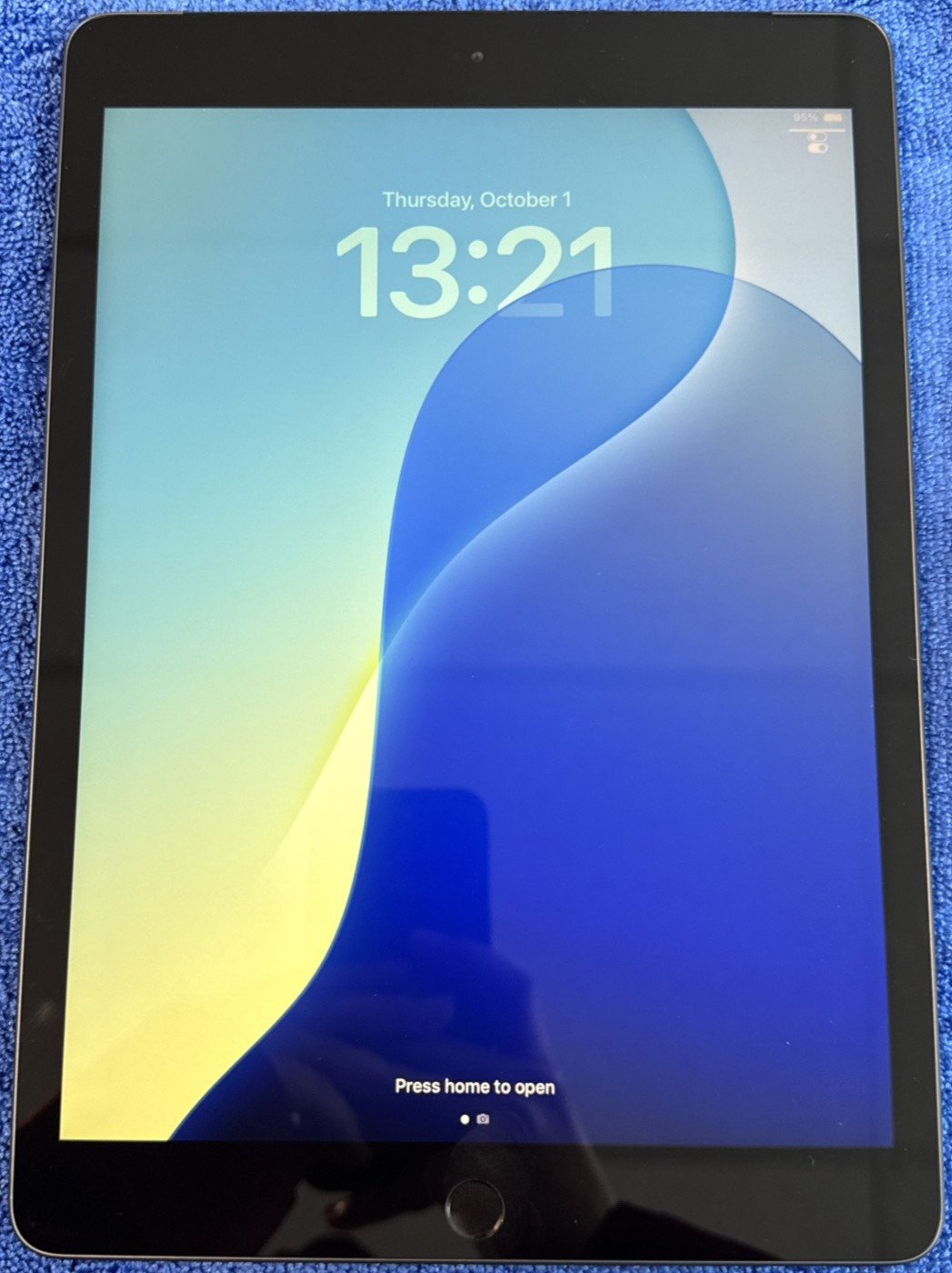 Apple iPad 7th Gen 128GB Wi-Fi + Cellular Unlocked 10.2" Space Gray A2200