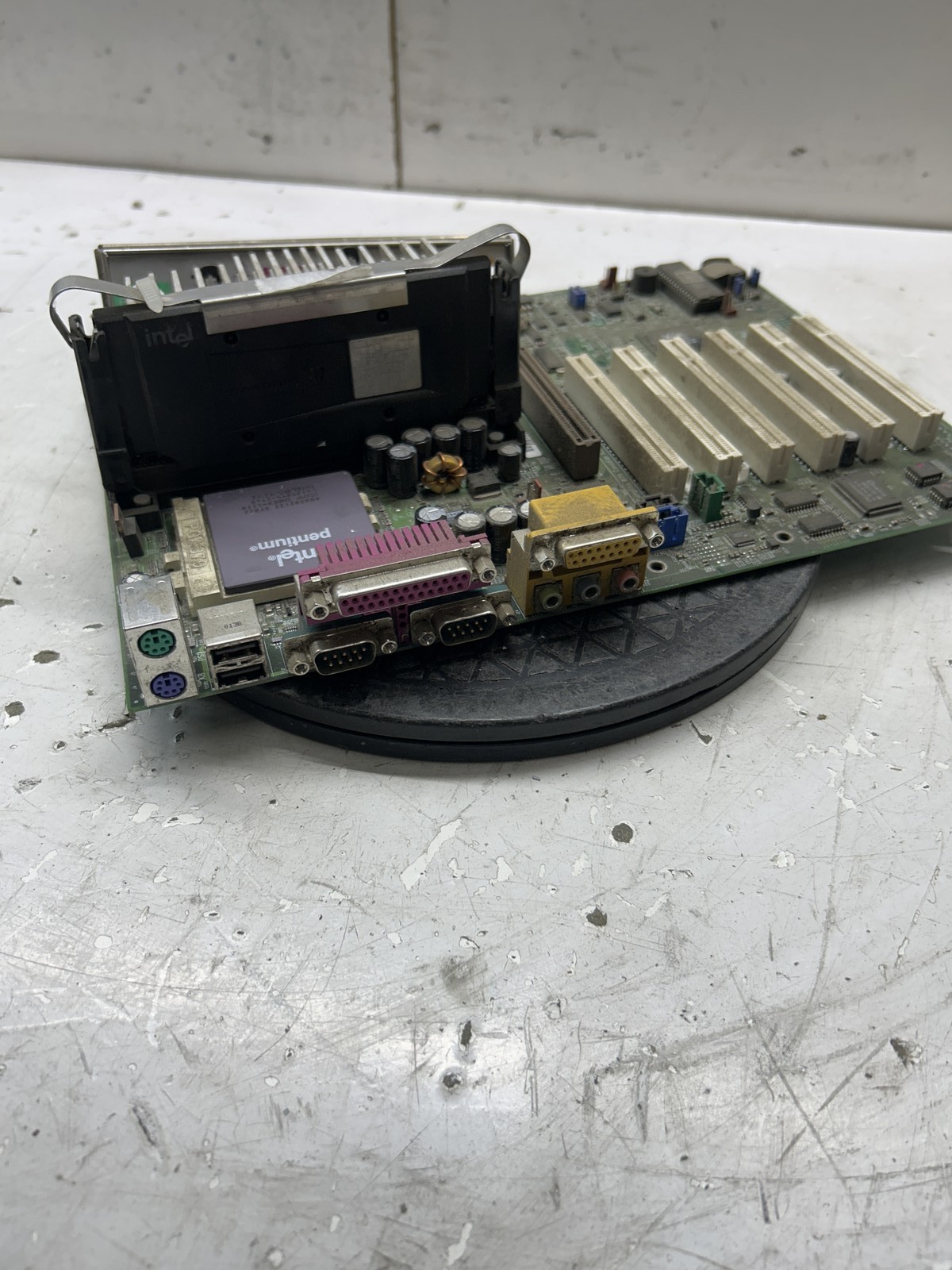 TYAN S1854 AGPX4-PCI-ISA Intel Pentium 133MHz 64MB No I/O Shield