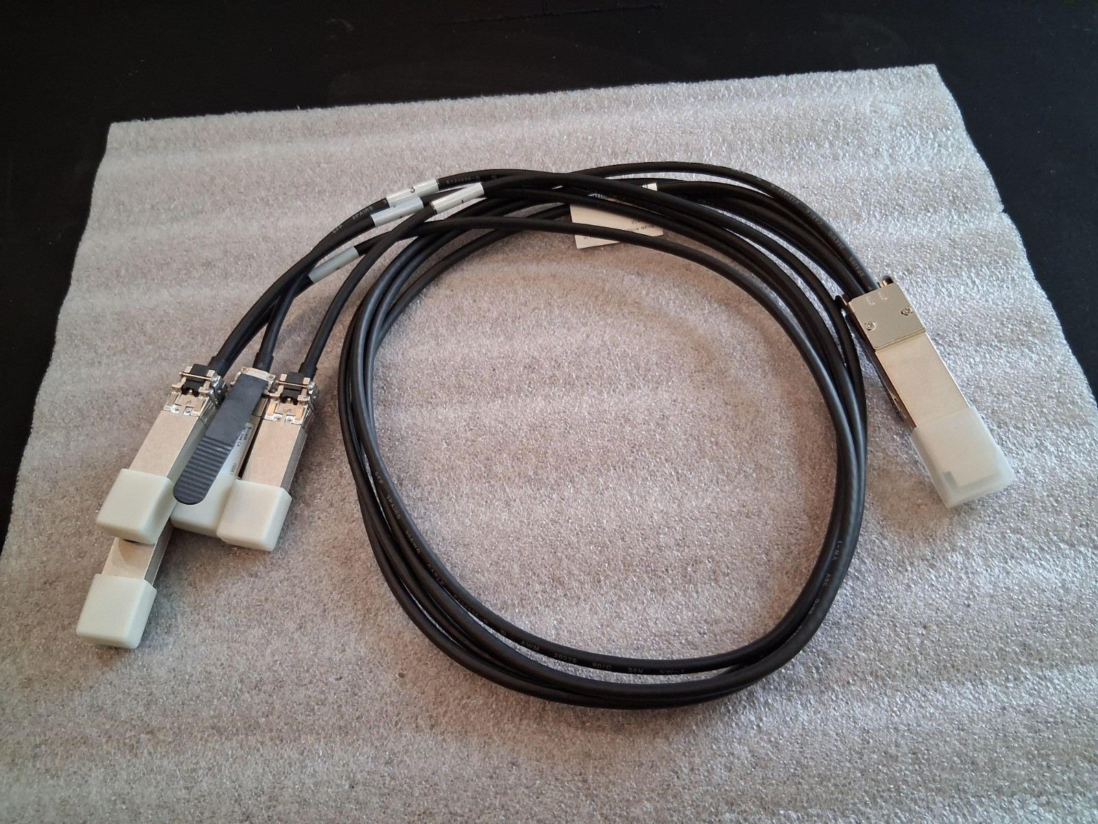 Brocade 4x10GE QSFP+ to 4 SFP+ Cable 1m