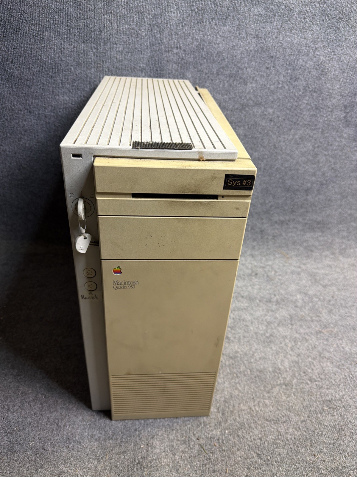 Vintage Apple Macintosh Quadra 950 w/ Key - Boots/ Chimes