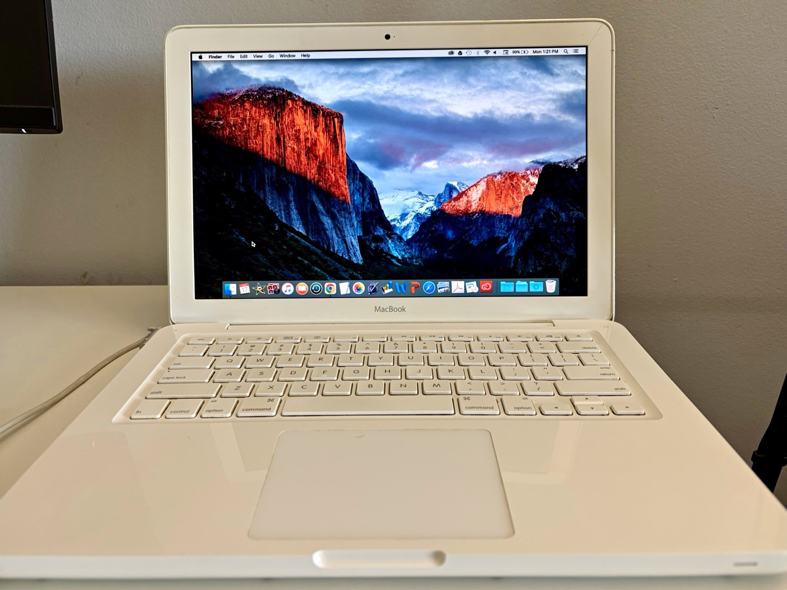 Apple MacBook 13.3" Mid 2010 White Core 2 Duo 2.4GHz 4GB 250GB HDD