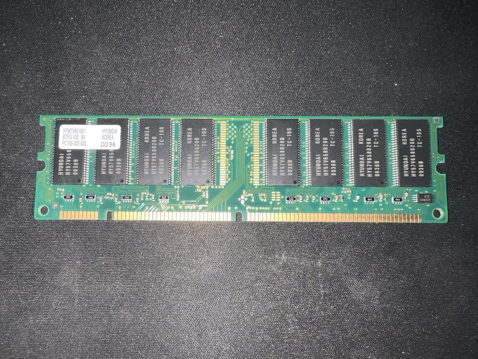 HYUNDAI HYM7V651601 128 MB PC-100 NON-ECC 168-PIN DIMM SDRAM MEMORY MODULE 8X8
