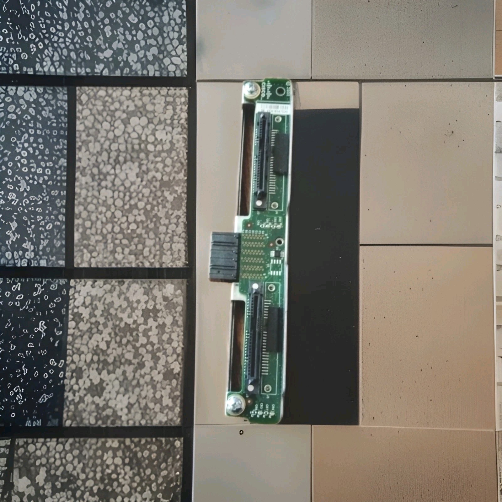 Dell PowerEdge 2x 2.5" SAS Hard Drive Backplane RWV1C With Mounting Bracket