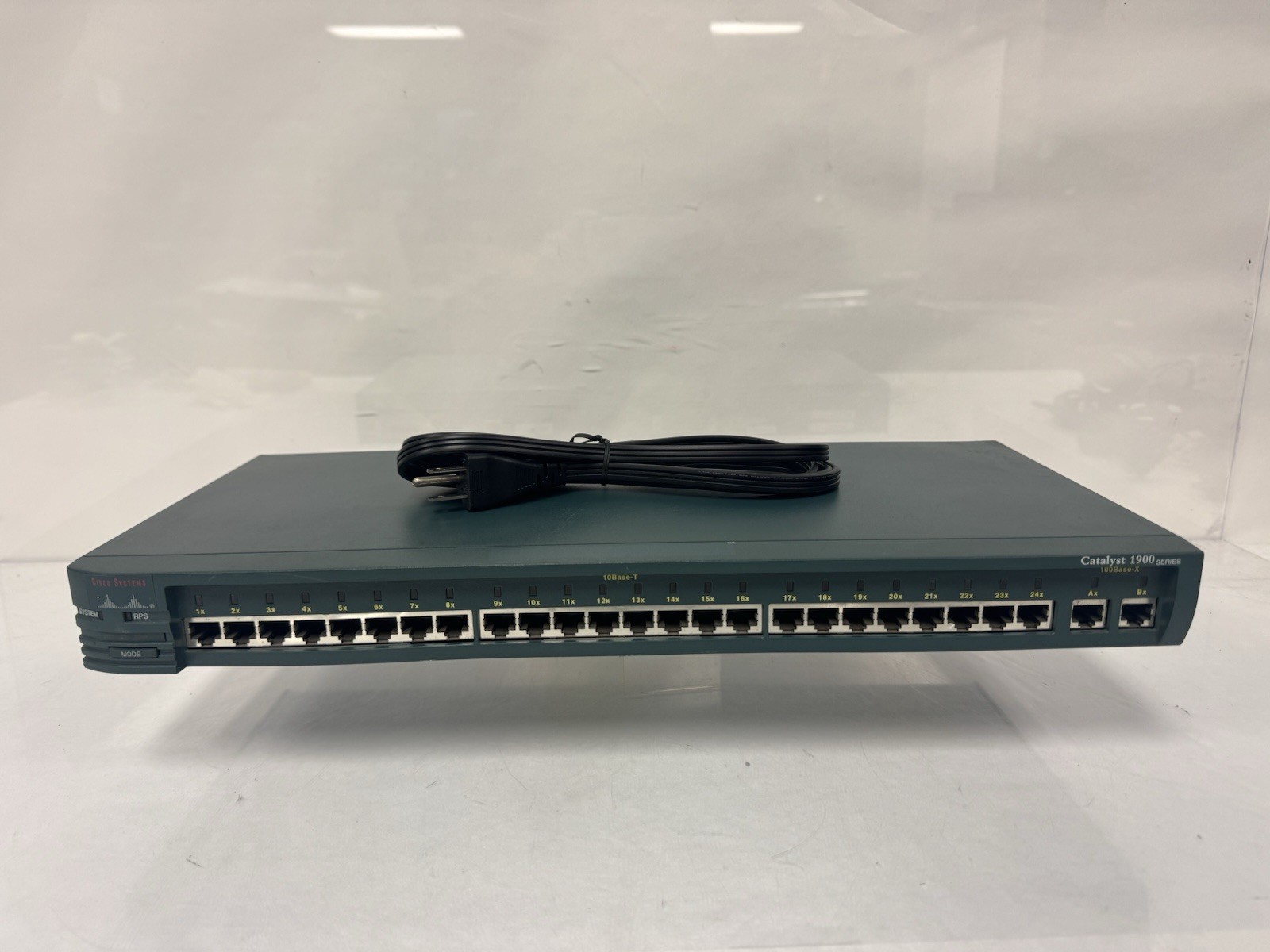 Cisco Catalyst 1900 Series WS-C1924-A / 24 Port w/ Power Cord
