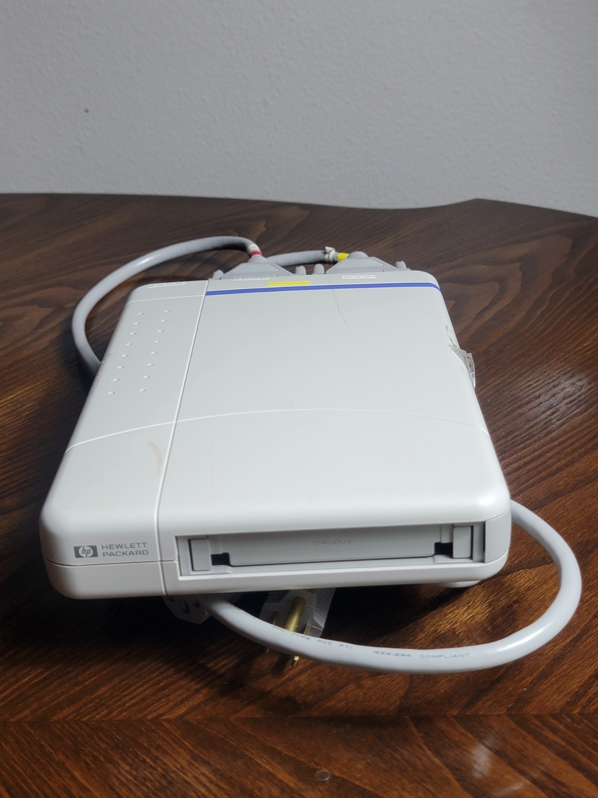 Vintage HP Hewlett Packard T1000e External SCSI 4mm Travan Tape Drive w/Cables