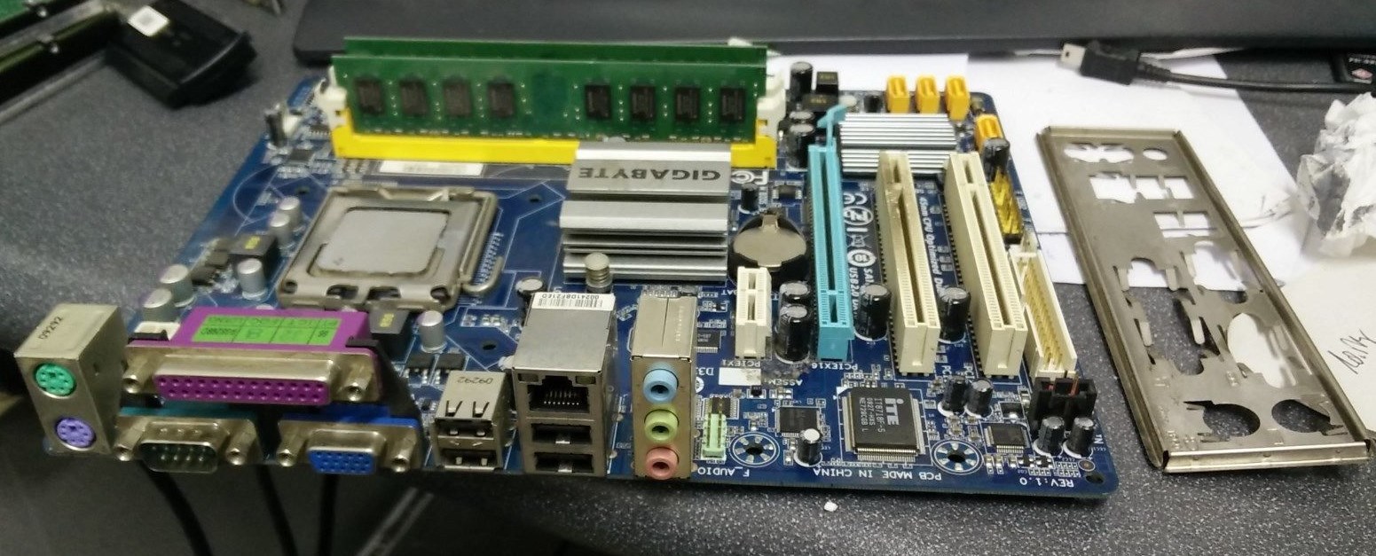 Gigabyte GA-G41M-ES2L LGA775 MicroATX Motherboard w/ Q8300 CPU, 1GB & I/O Plate