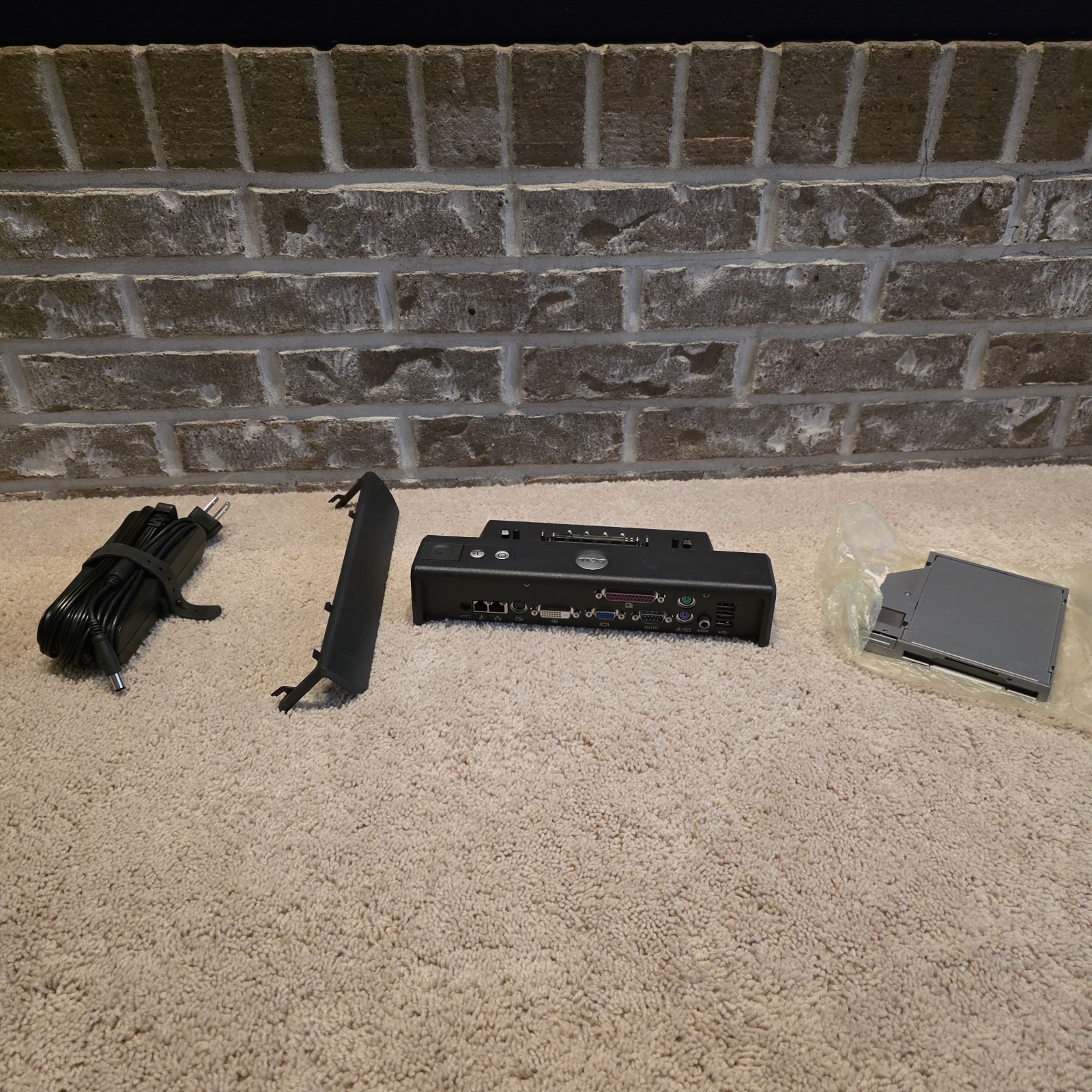 Dell D-Series Accessories--Dock Port Replicator, AC Adapter, Floppy Module