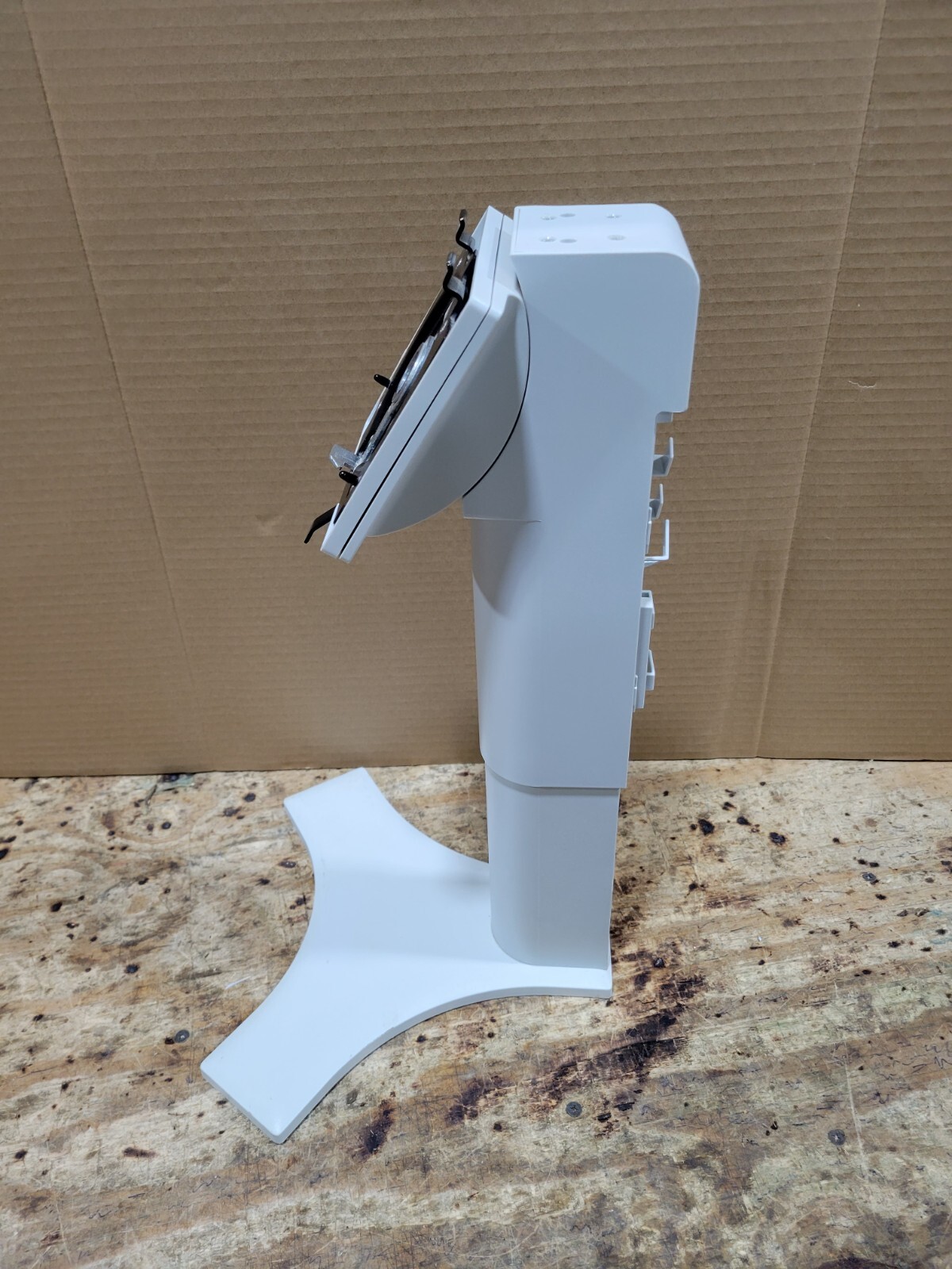 NEC MULTISYNC LCD2090UXi 20.1" White Bezel Telescopic Desktop Monitor  ** STAND