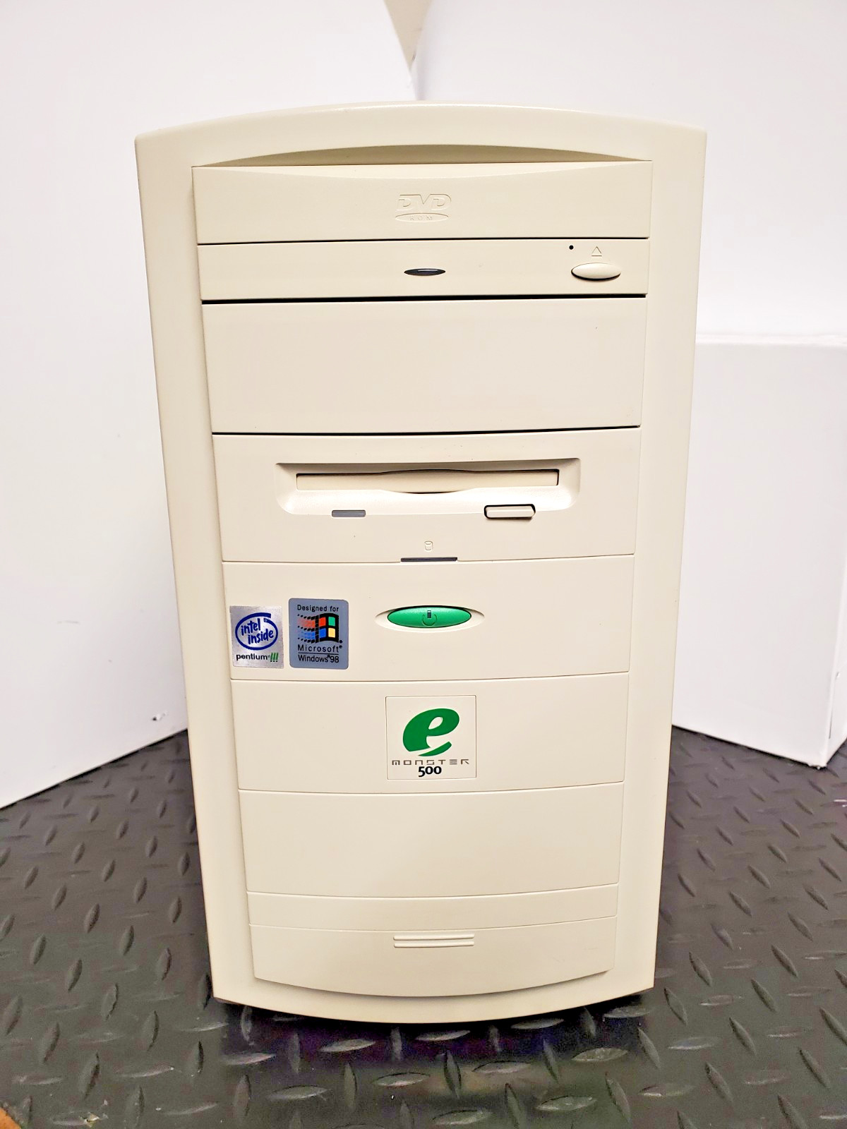 Vintage eMachines Monster 500 Desktop  Pentium 3 HDD 256 MB Ram, 13GB HDD Win 98