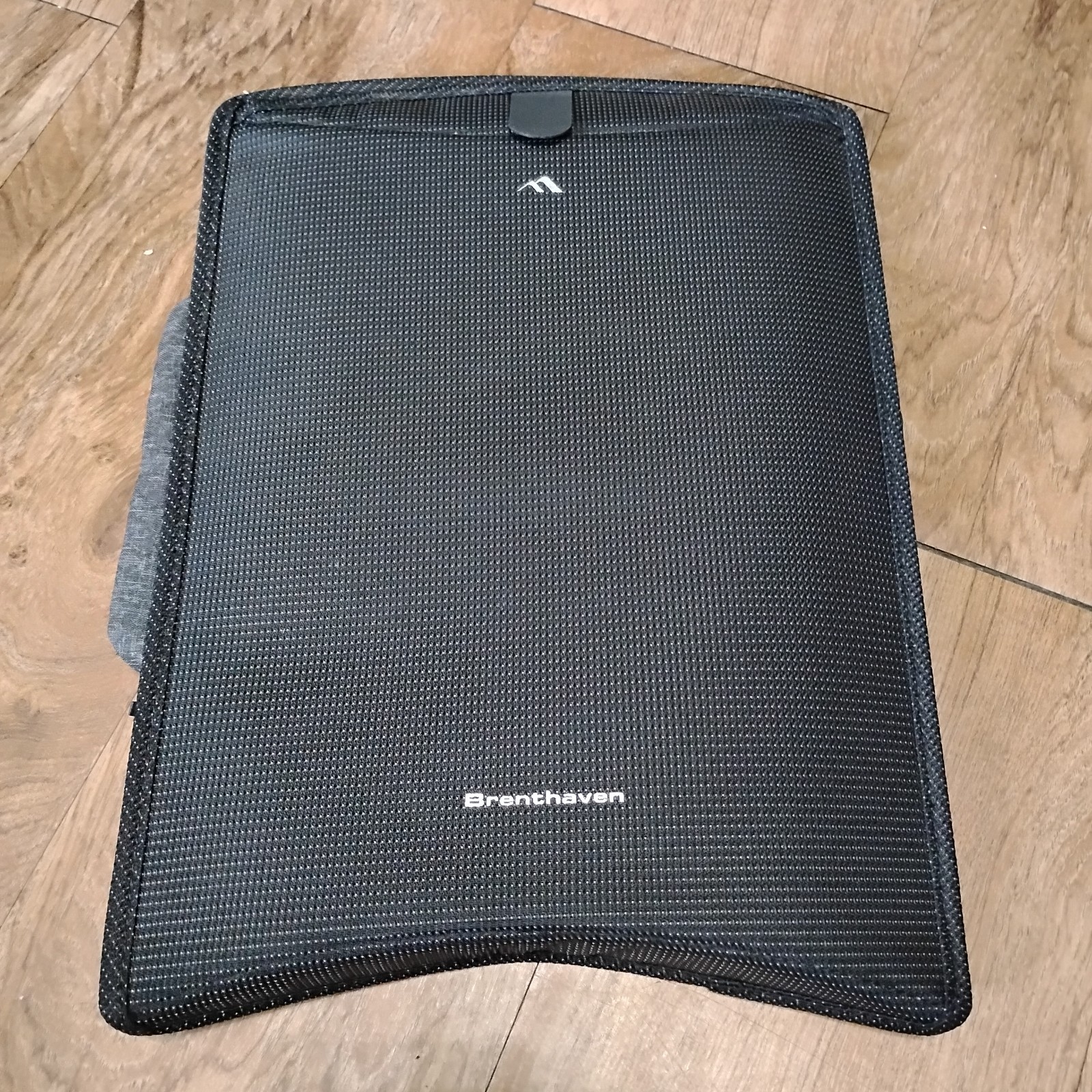 Brenthaven Vertical Messenger Black Cortex Laptop Computer Bag Fits Up to 13" 