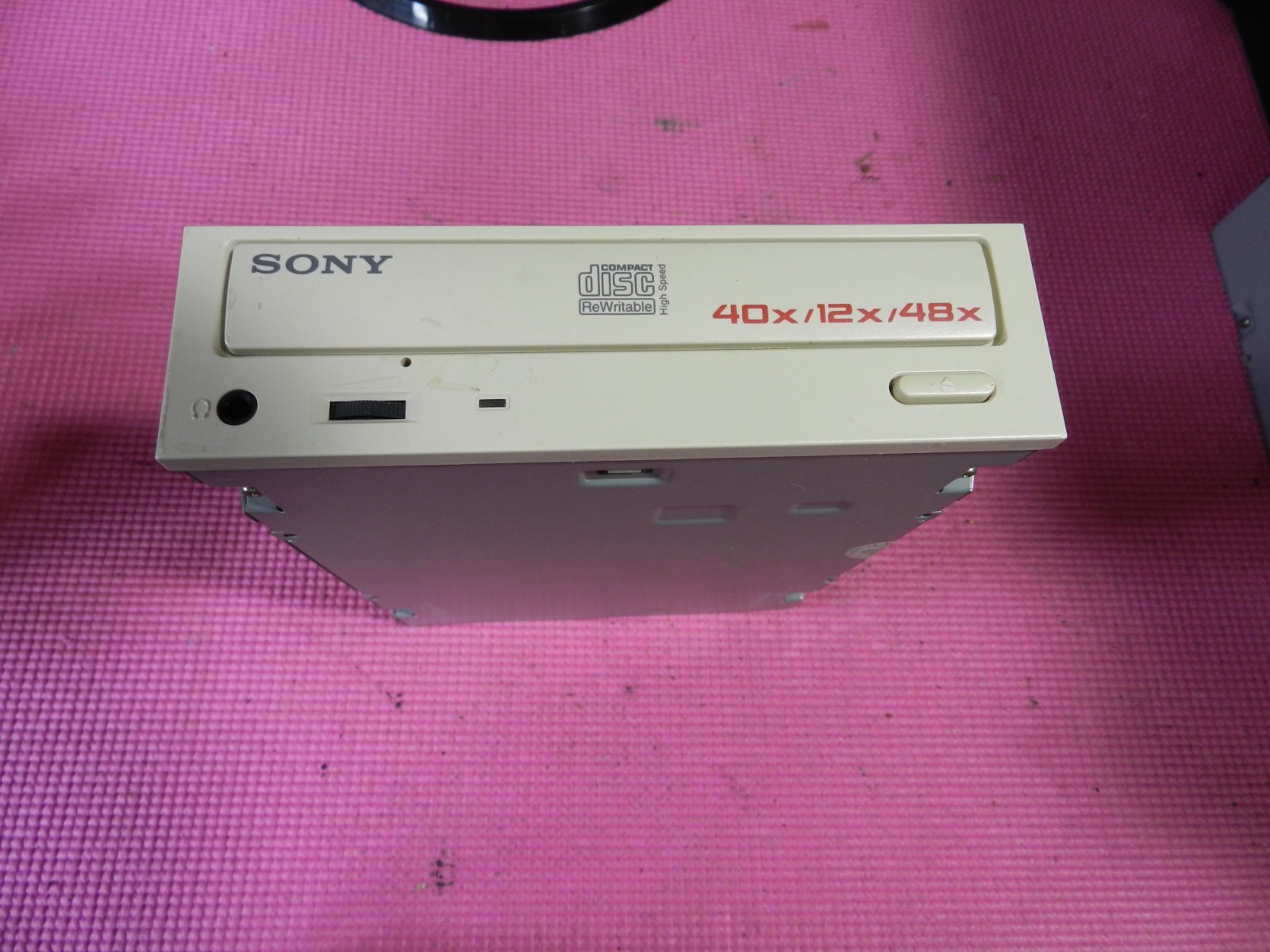 Sony CRX195A1 40x/12x/48x CD RW Drive MFG. August 2002. Tested working See video