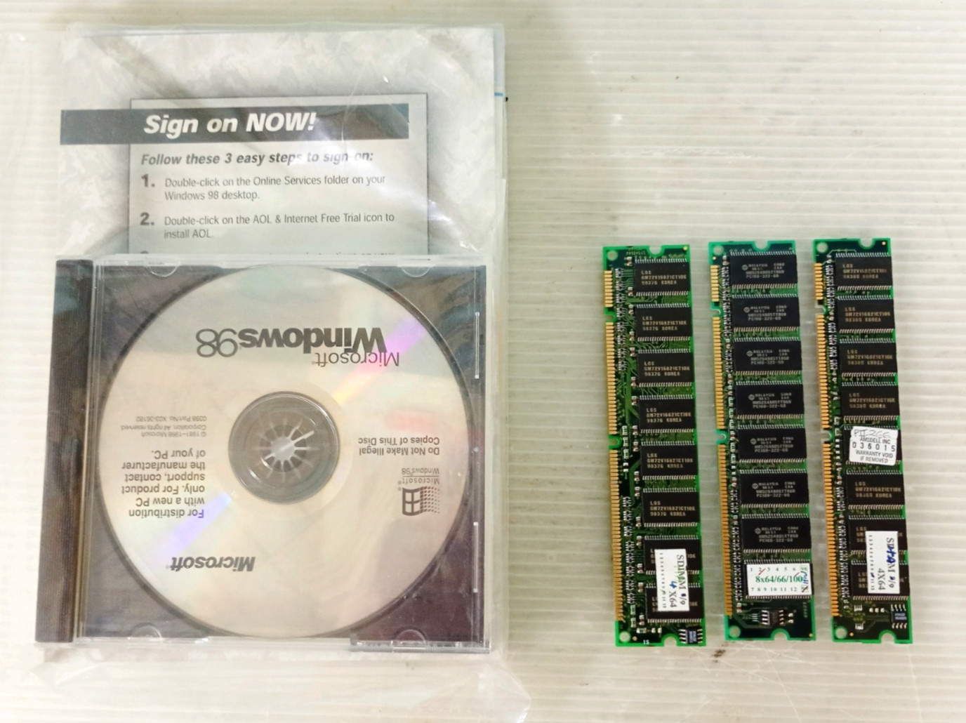 Microsoft Windows 98 Full English Version CD-ROM no Boot Disk X03-66598 + SDRAM