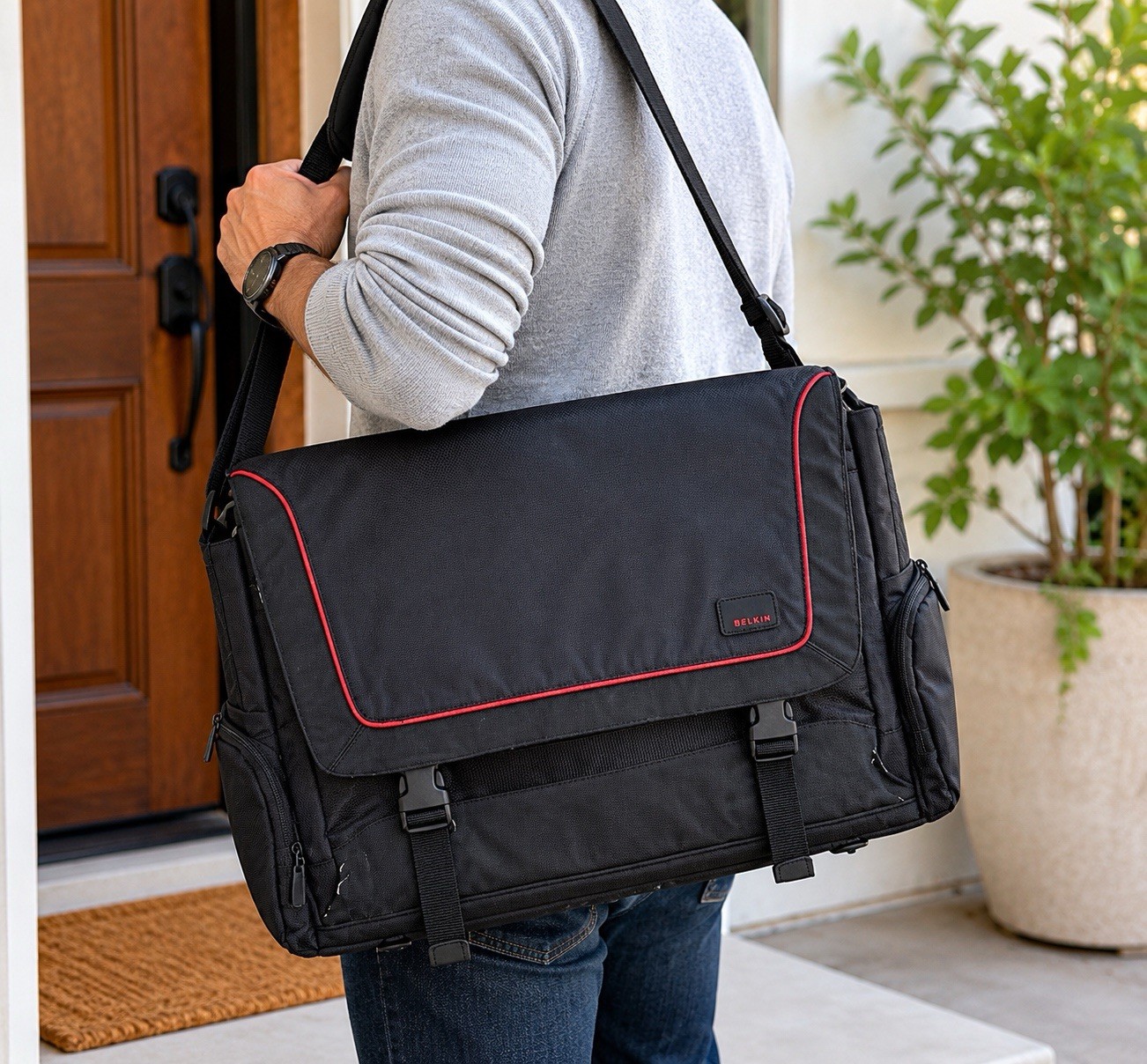 New Belkin Black Red Laptop 17” Large Messenger w/ Strap