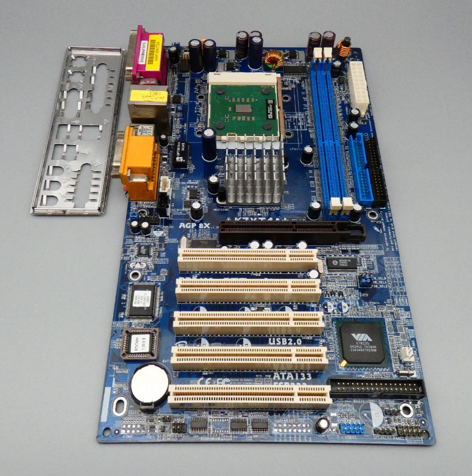 AsRock K7VT4A+ (VIA KT400A) socket 462/A with AMD Athlon 2000+ CPU + IO Shield