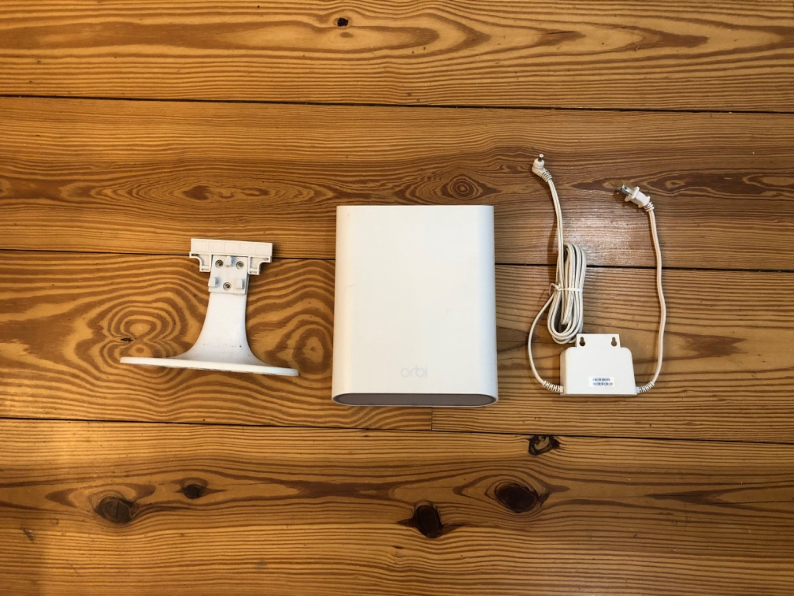 NETGEAR Orbi Outdoor Satellite RBS50YV2 WiFi Range Extender Bundle w/Stand