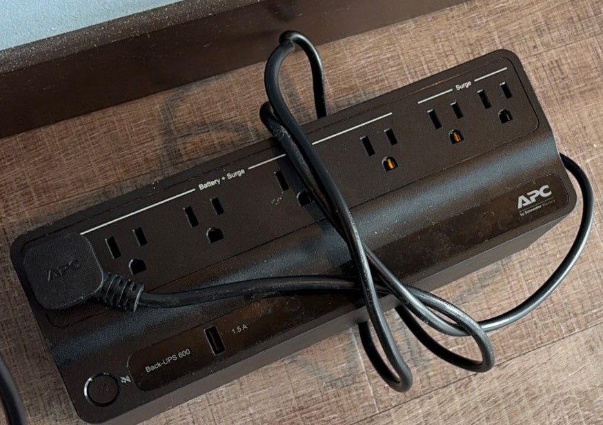 USED-APC Back-UPS 600VA 7 Outlet Battery Backup and Surge Protector Power Black