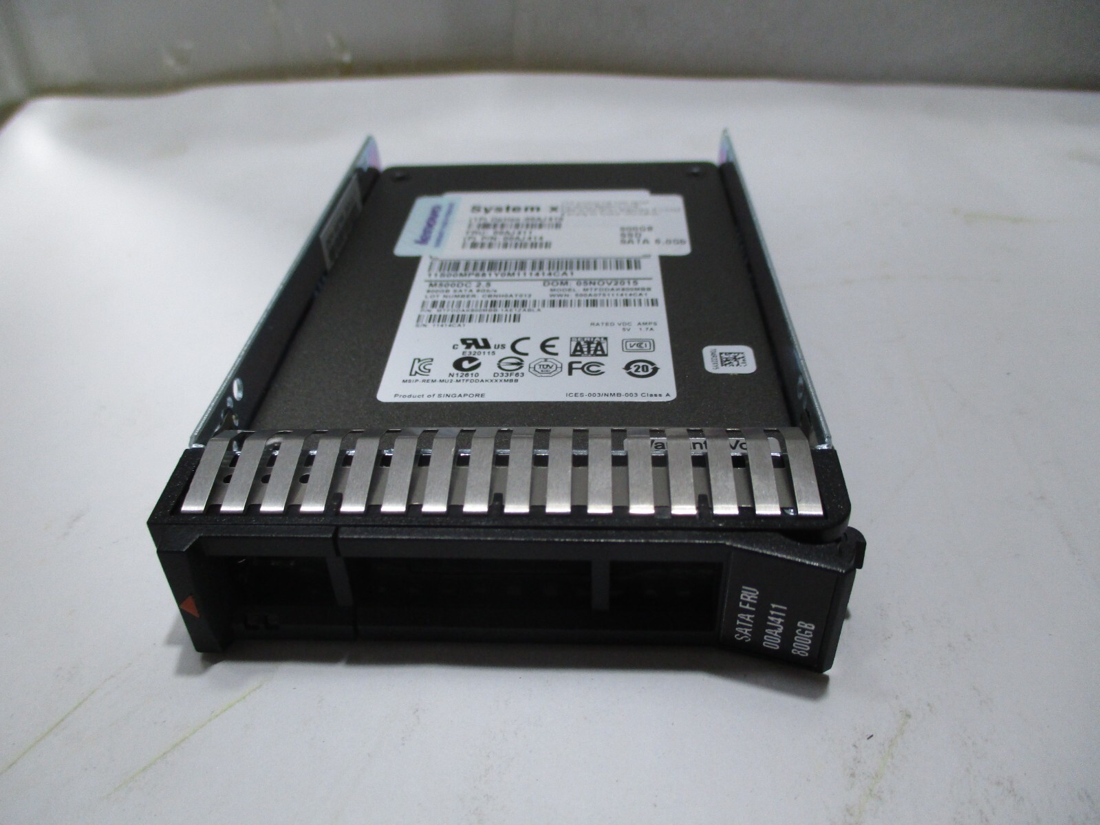 Lenovo 00AJ411 HARD DRIVE 800GB SSD SATA III 6G SSD 2.5 SFF M5 00AJ414 00AJ410