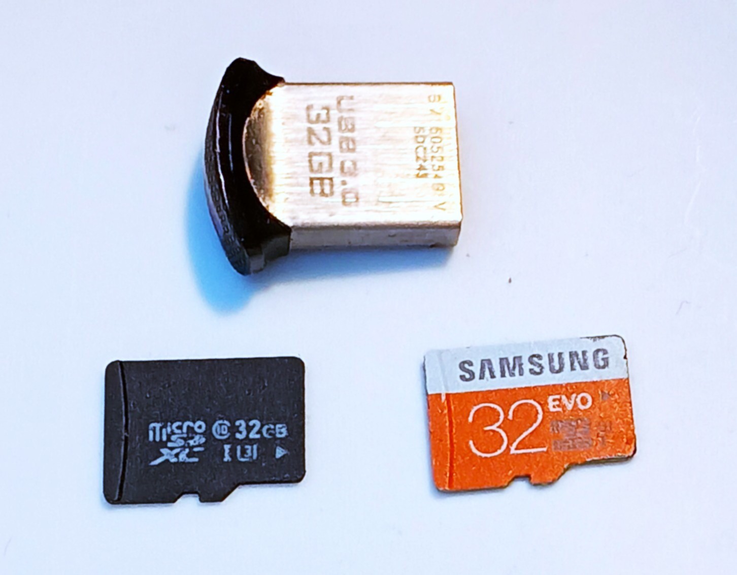 Lot of 3 memory items ( 1 SanDisk 32gb Flash Drive + 2 Micro SDs with 32gb Each)