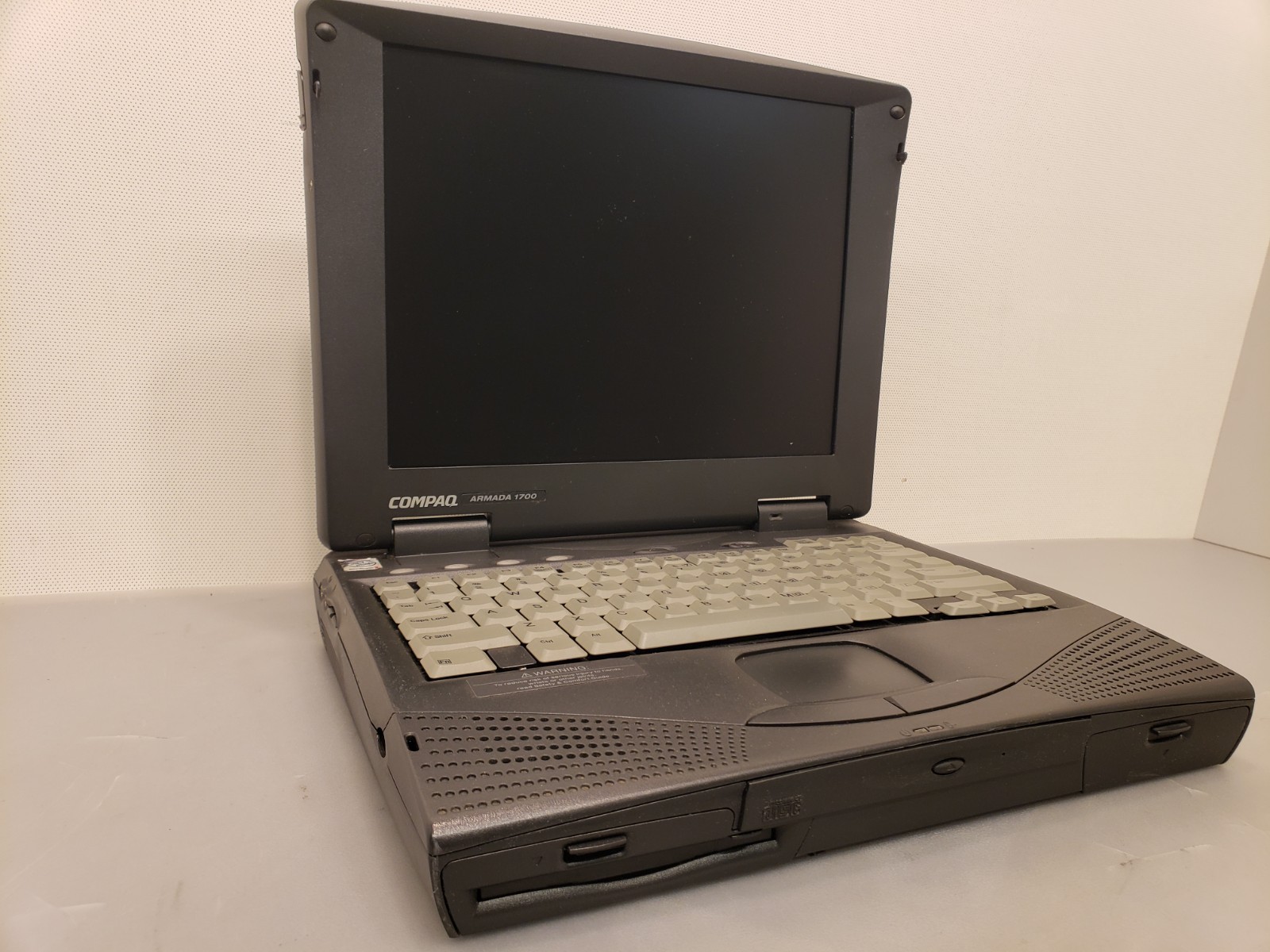 Vintage Compaq Armada 1700 PII-266MHz 16MB CDROM Floppy Laptop NO HDD **AS-IS