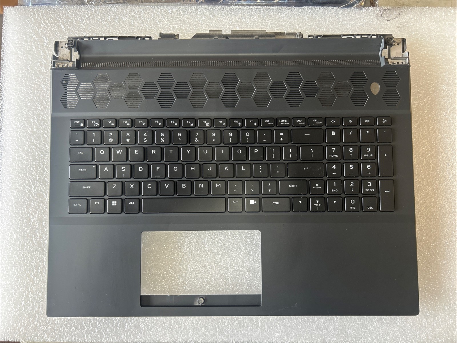Dell ALIENWARE M18 R1 Palmrest BCL US Non Mechanical Keyboard 0MVCNK AZ 12