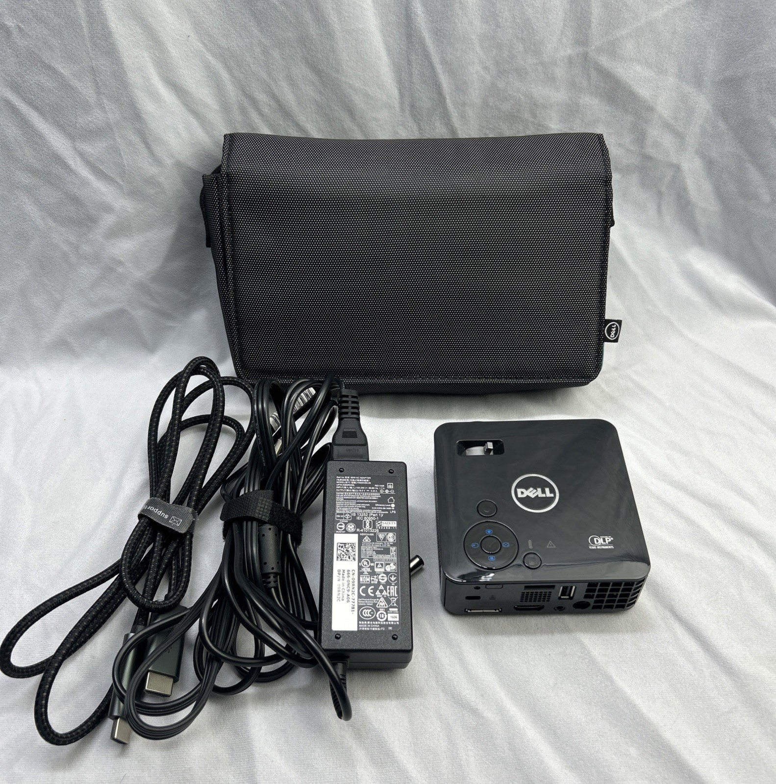 Dell DLP Projector M115HD Black Mobile LED w Soft Case & Power Cord 33 Use Hours
