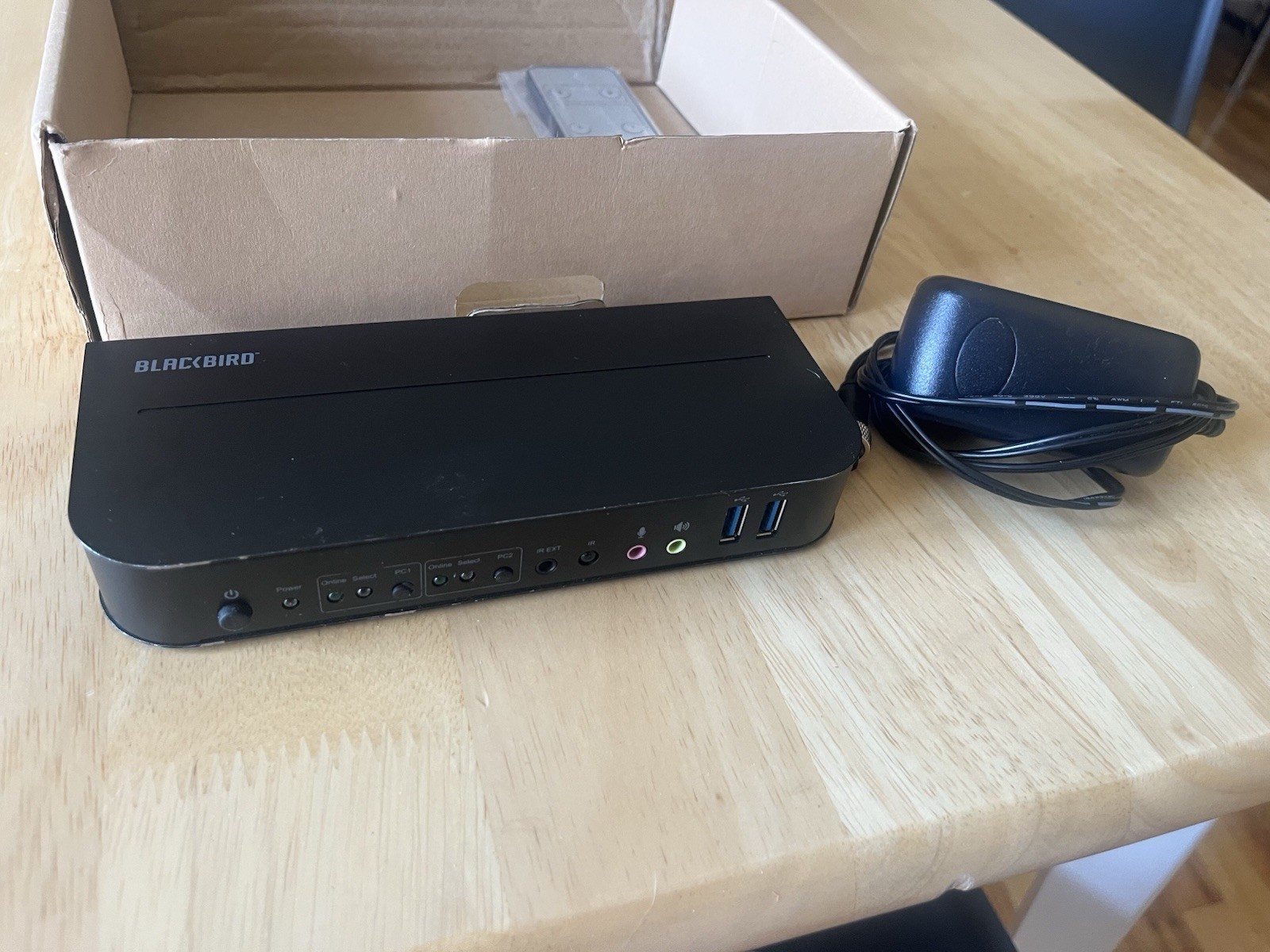 Blackbird 4K HDMI 2.0 and USB 3.0 2x1 KVM Switch, 4K@60Hz, HDR, YCbCr