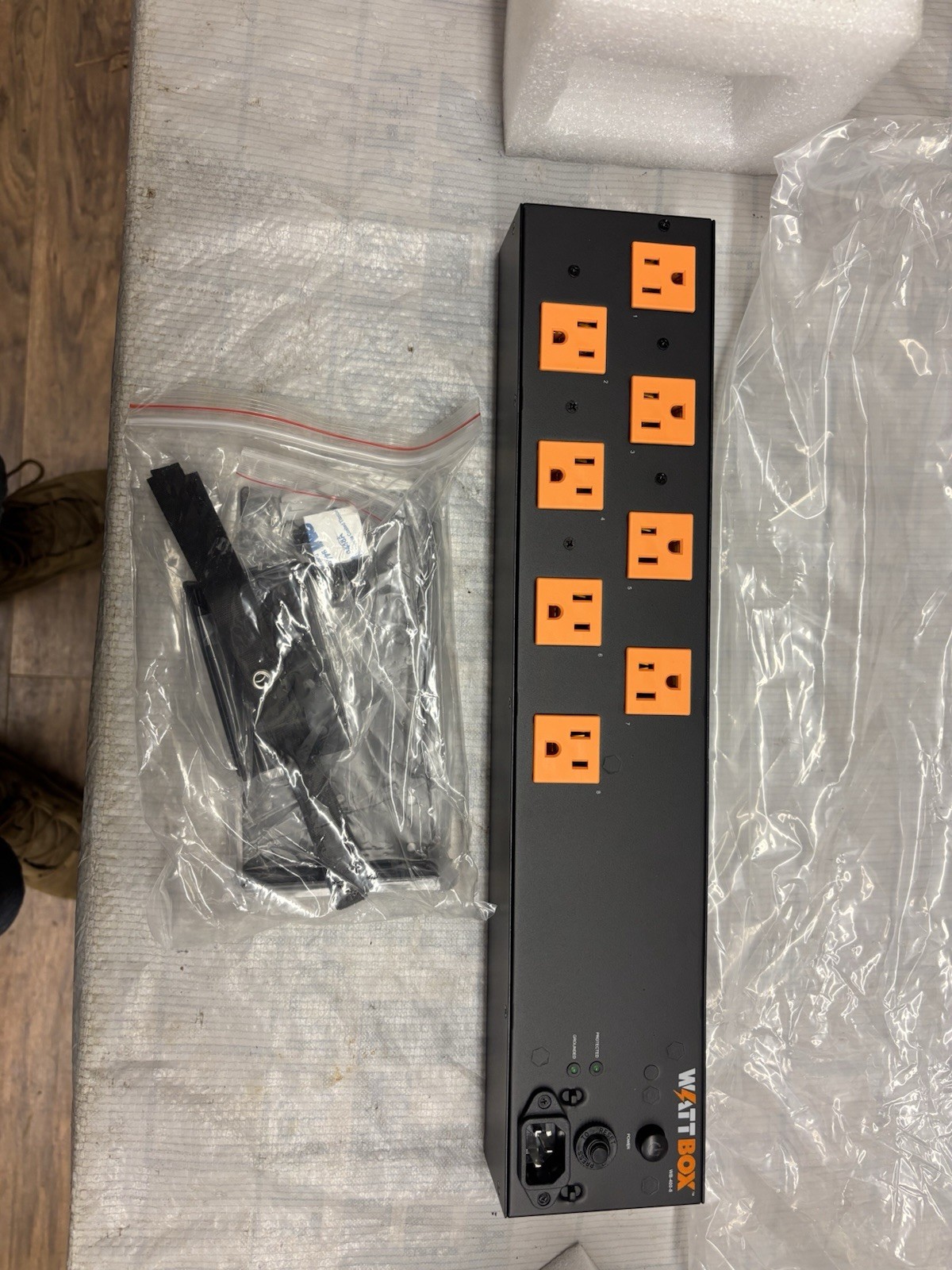 Wattbox WB-400-IPCE-8 8-Outlet Power Conditioner w/Mounting BracketsNew open box