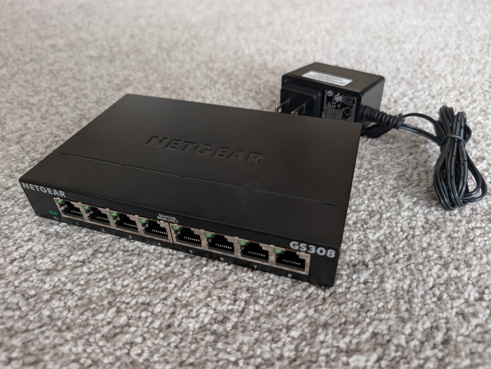 NETGEAR GS308, 8-Port Gigabit Ethernet Switch v3 in excellent conditions