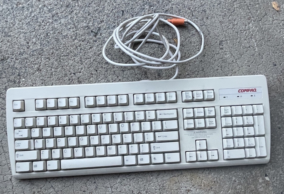 Vintage Compaq RT235BTW 166516-006 PS/2 Spacesaver Keyboard Beige KB-9965