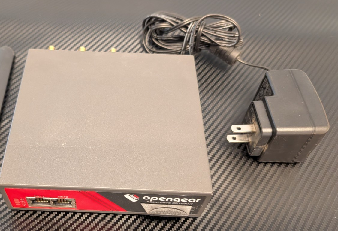OPENGEAR RESILIENCE GATEWAY ACM7004-2-LMV PN: 509248-02 CELL MODEM-No Antenna