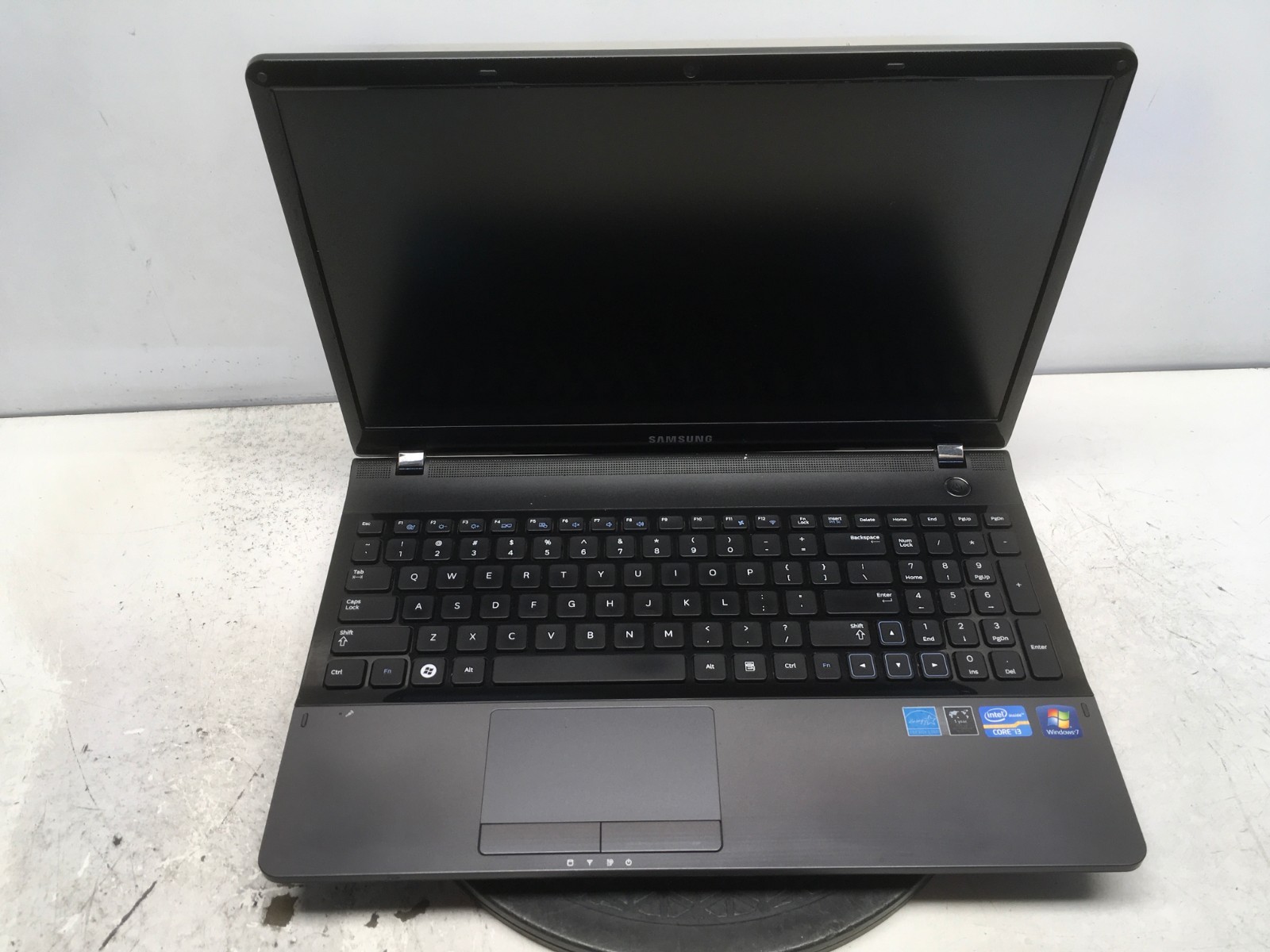 Samsung NP300E5A Intel i3-2350M 2.3GHz 6 GB NO HDD No Batt