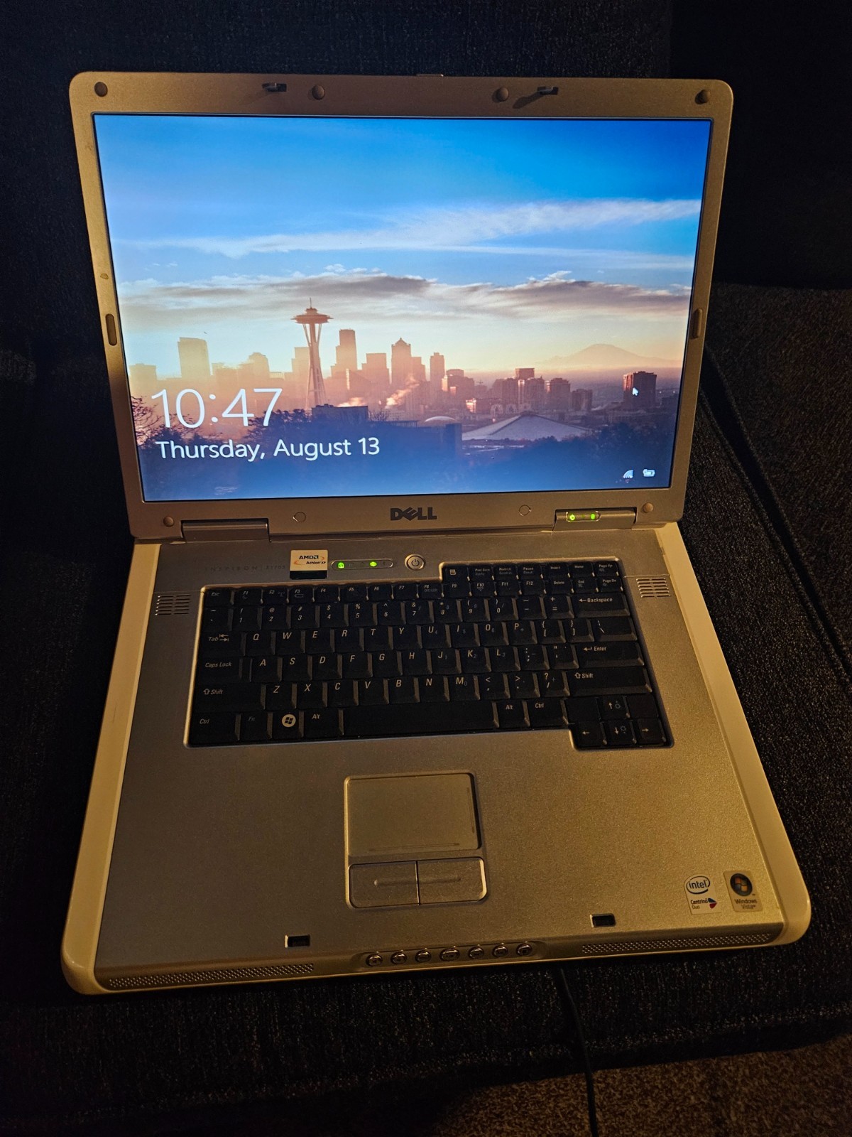 Dell Inspiron 9400 17" Intel core2 T5300 @ 1.73GHz 120gb HD 1GB RAM Win 10 pro