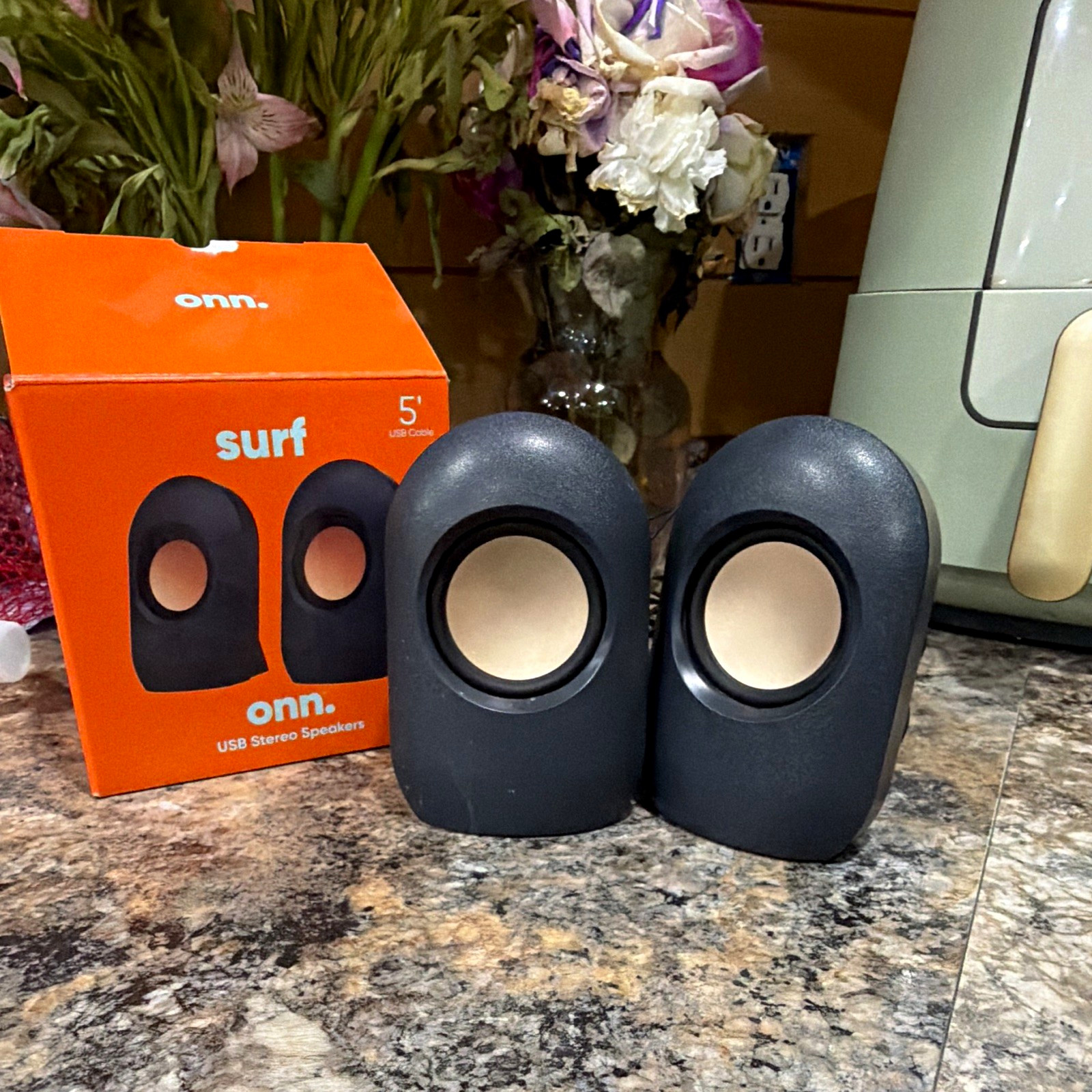 onn. surf USB Stereo Speakers 2.0 Wired USB/3.5mm Input Black