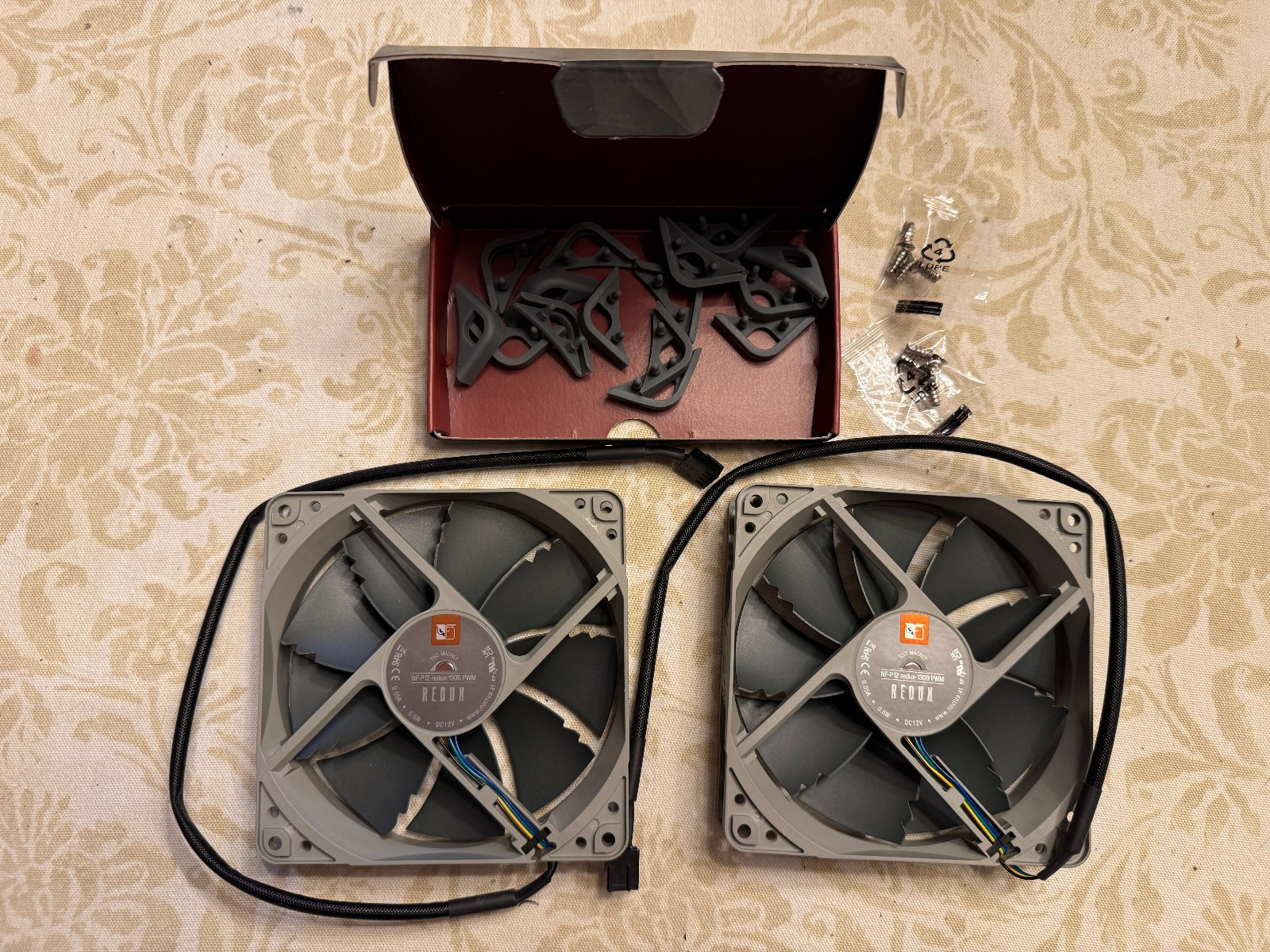 Two Noctua NF-P12 redux-1300 PWM, 4-Pin, 1300 RPM with 16 x anti-vibration pads