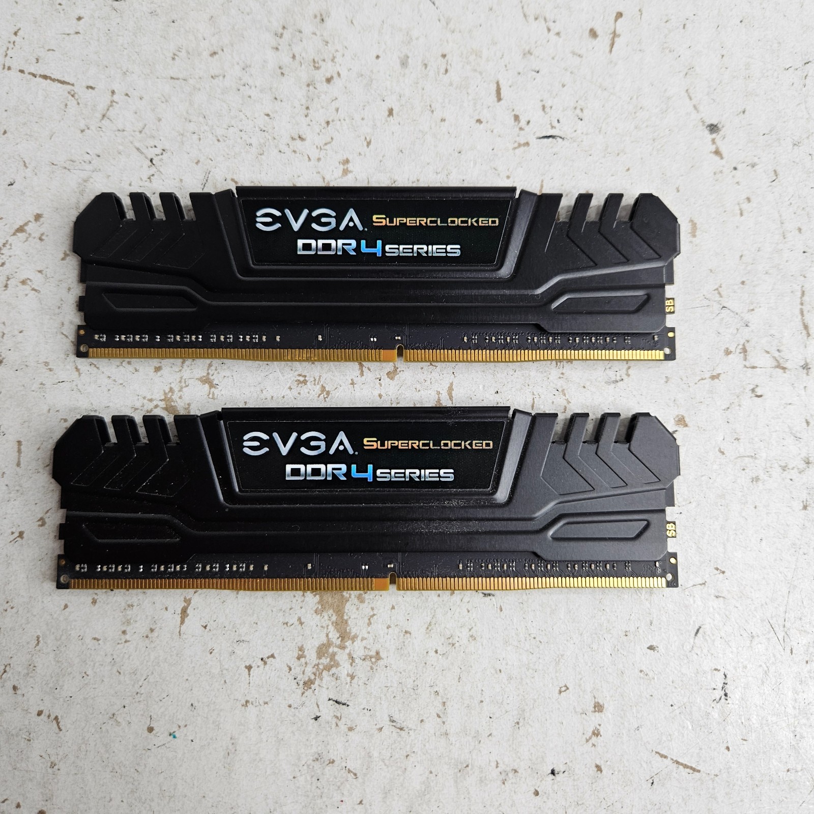 Evga 16G-D4-2400-MR SuperClocked Desktop PC4-19200 DDR4 16GB (2x8GB) RAM