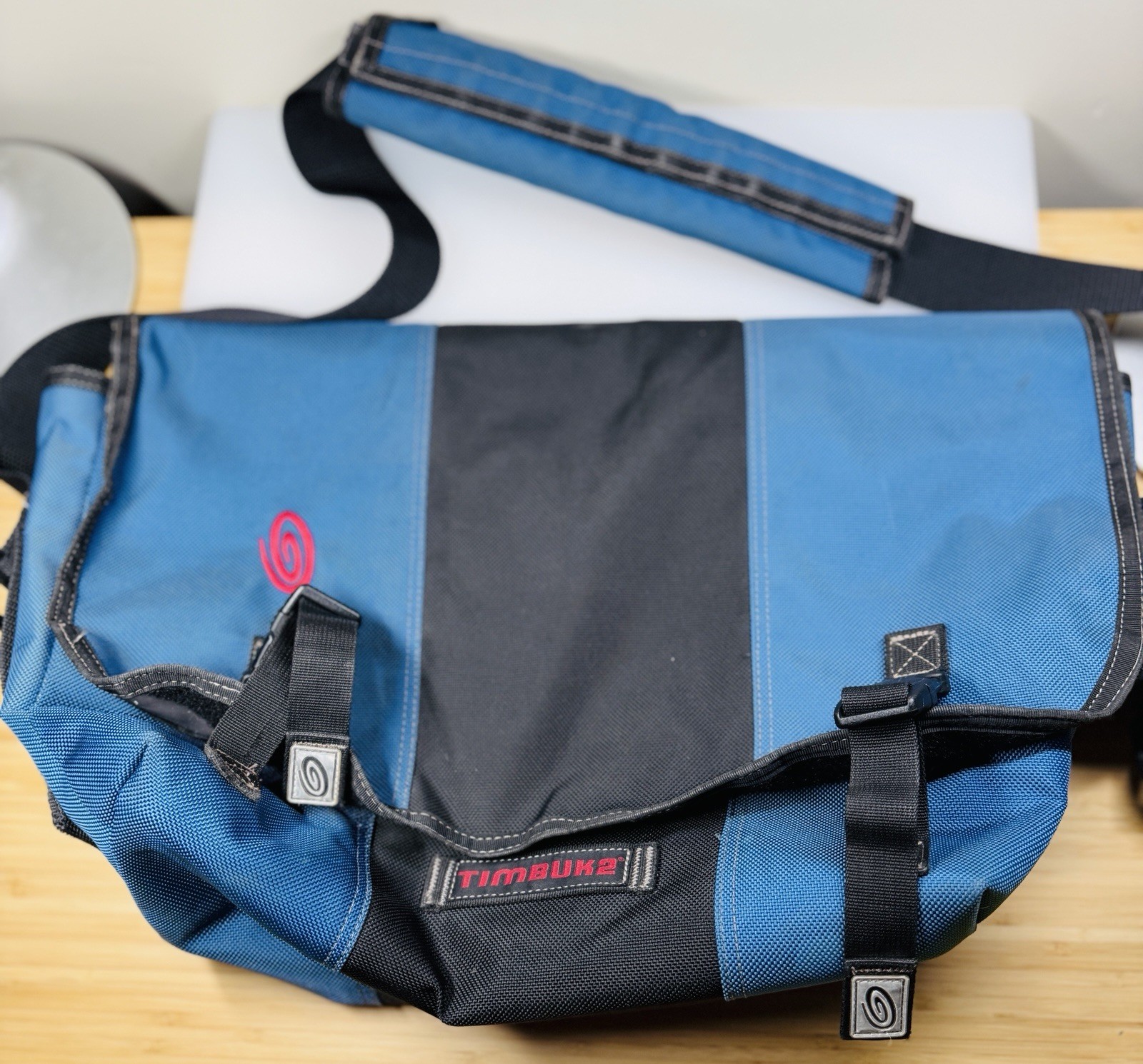 TIMBUK2 Pre-Owned Classic Messenger Bag Medium Blue Laptop Padded Crossbody 18”