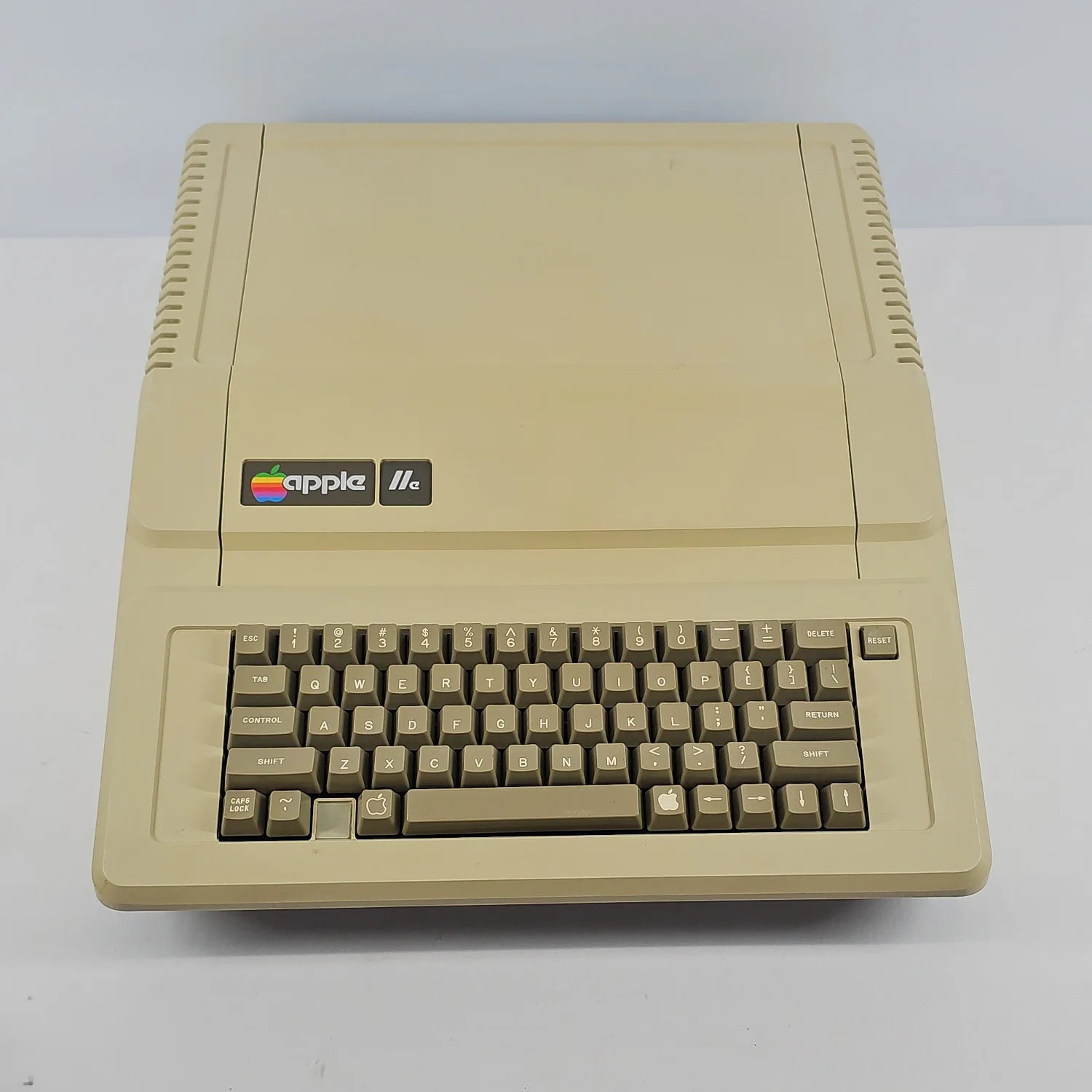 Apple IIe Vintage Personal Computer A2S2064