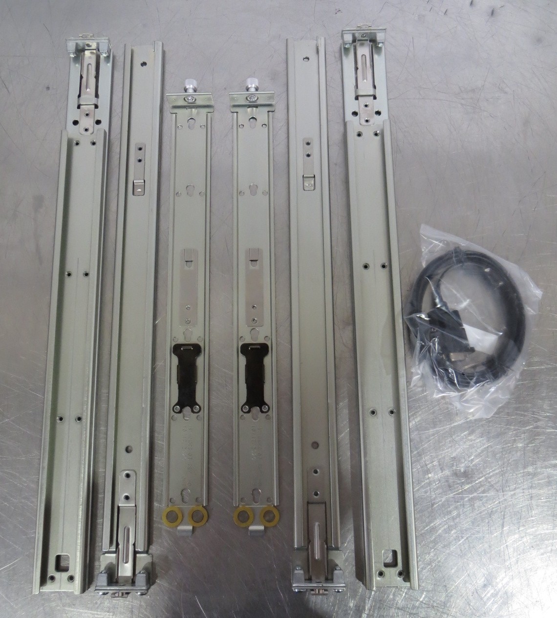 T204511 Arista KIT-7001 Toolless Rack Rail Kit w/ Console Cable