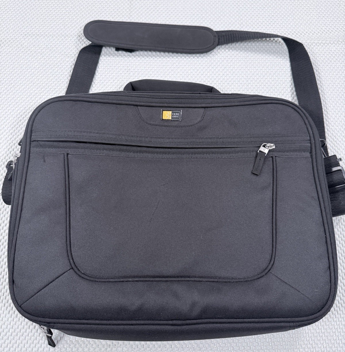 Case Logic Black Laptop Briefcase Messenger Bag Shoulder Carry 15.6” Padded