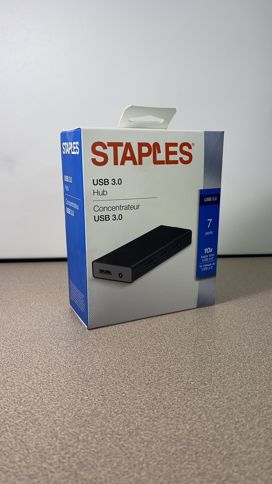 * Staples USB 3.0 Smart Hub 7 Port, New In Box. *
